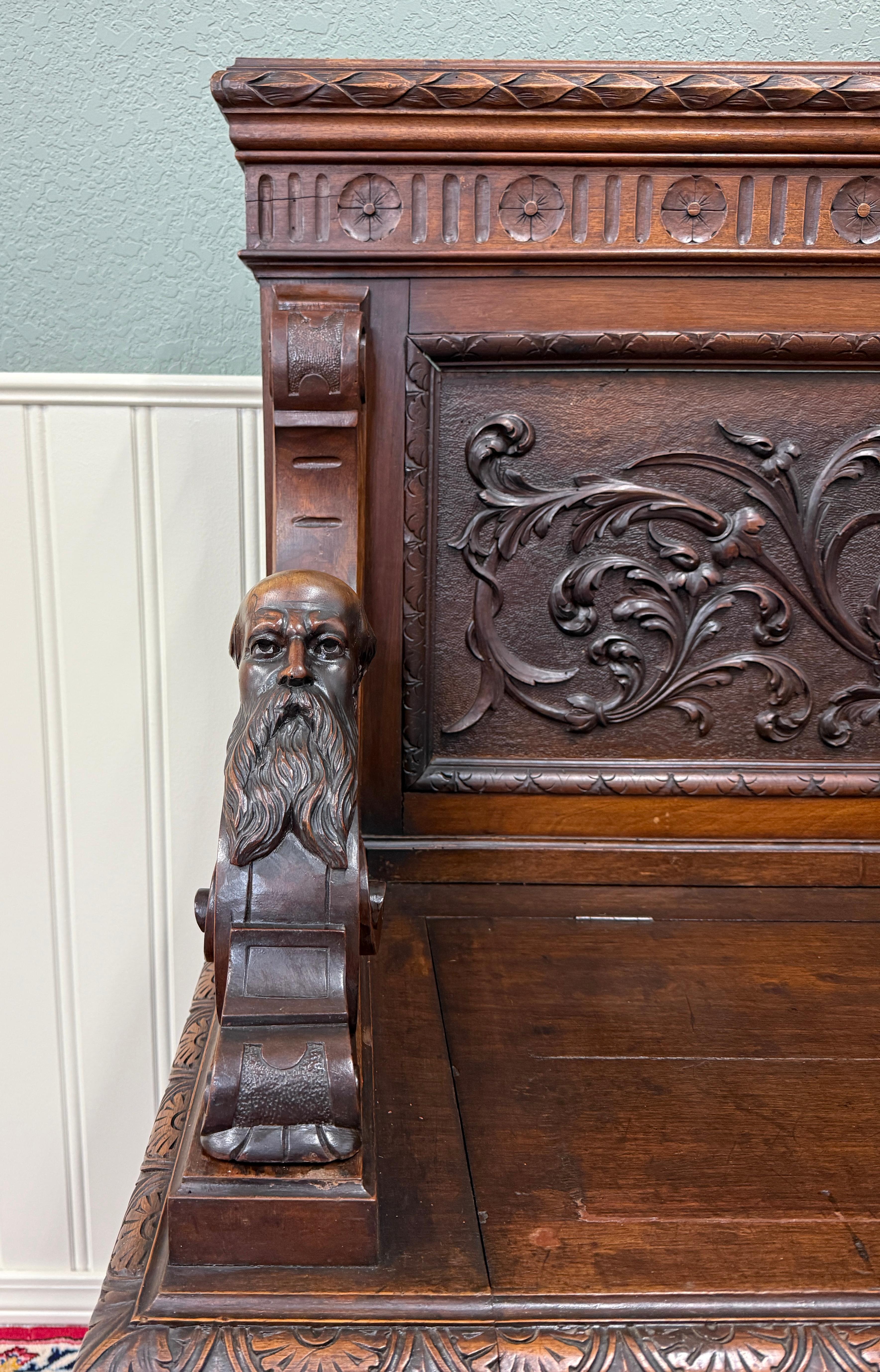 Antike französische Eingangsbank Settee-Truhe aus dunklem Nussbaumholz im Renaissance-Revival-Stil, um 1890 im Zustand „Gut“ im Angebot in Tyler, TX