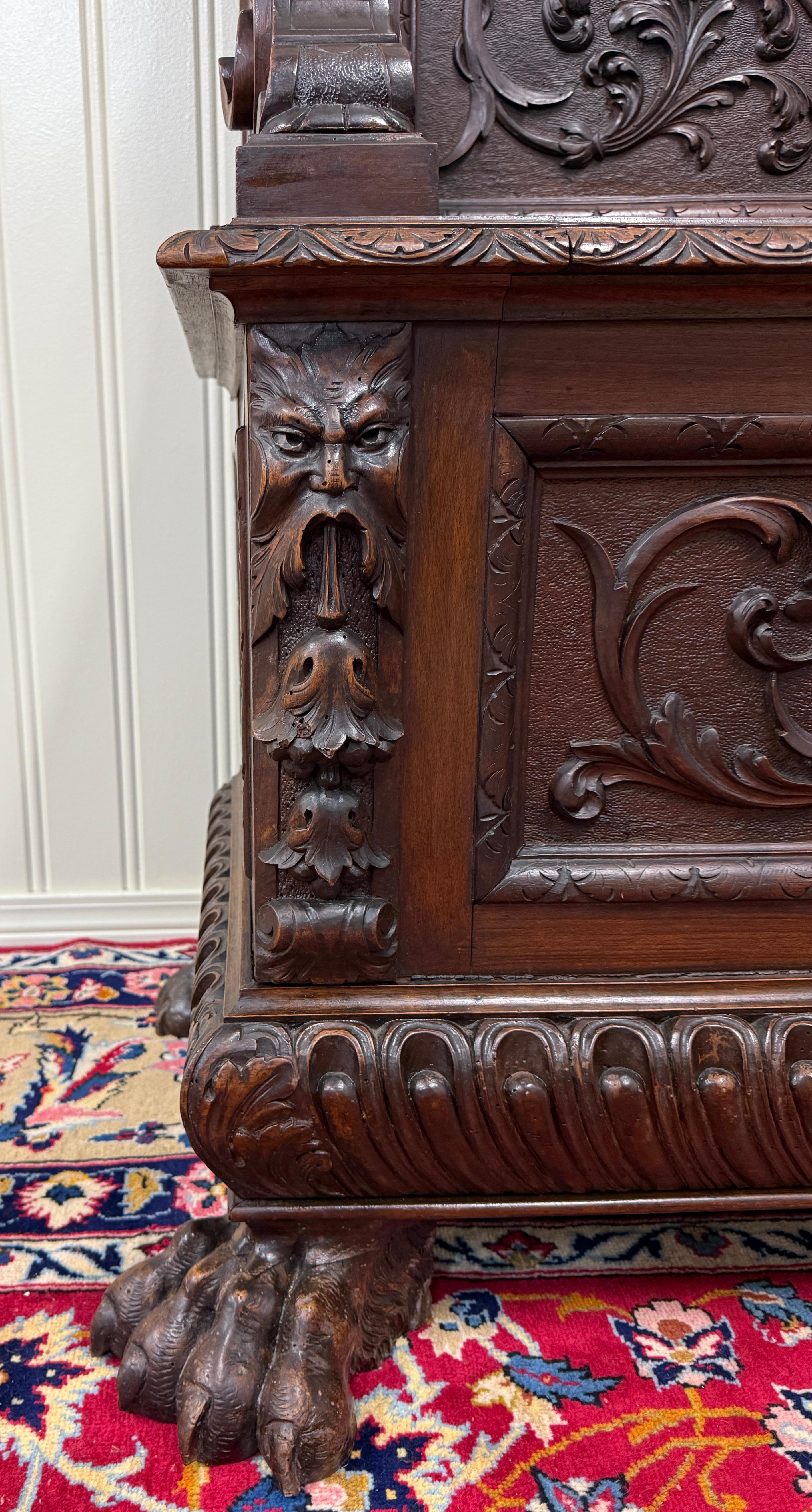Antike französische Eingangsbank Settee-Truhe aus dunklem Nussbaumholz im Renaissance-Revival-Stil, um 1890 (Spätes 19. Jahrhundert) im Angebot
