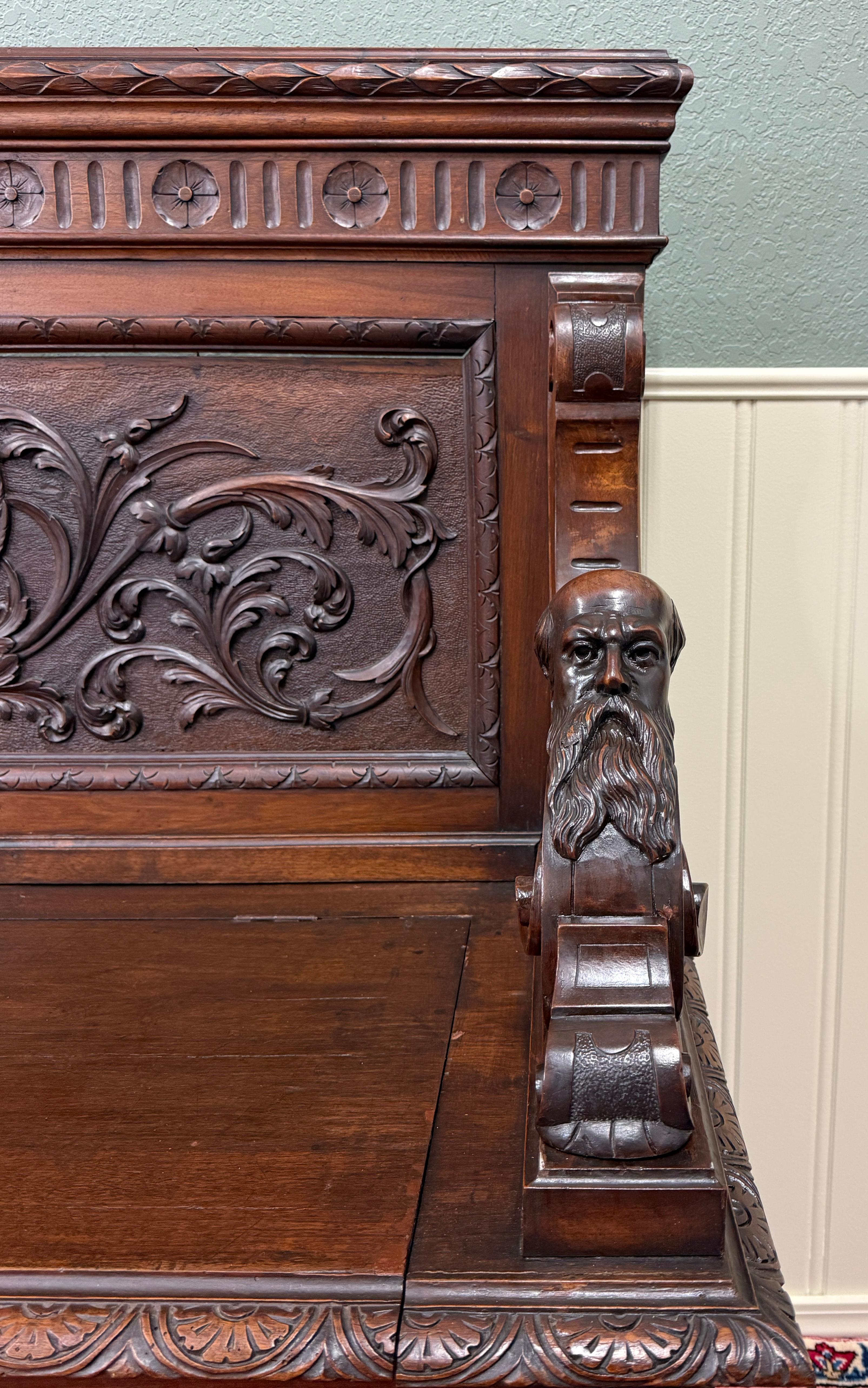 Antike französische Eingangsbank Settee-Truhe aus dunklem Nussbaumholz im Renaissance-Revival-Stil, um 1890 (Walnuss) im Angebot
