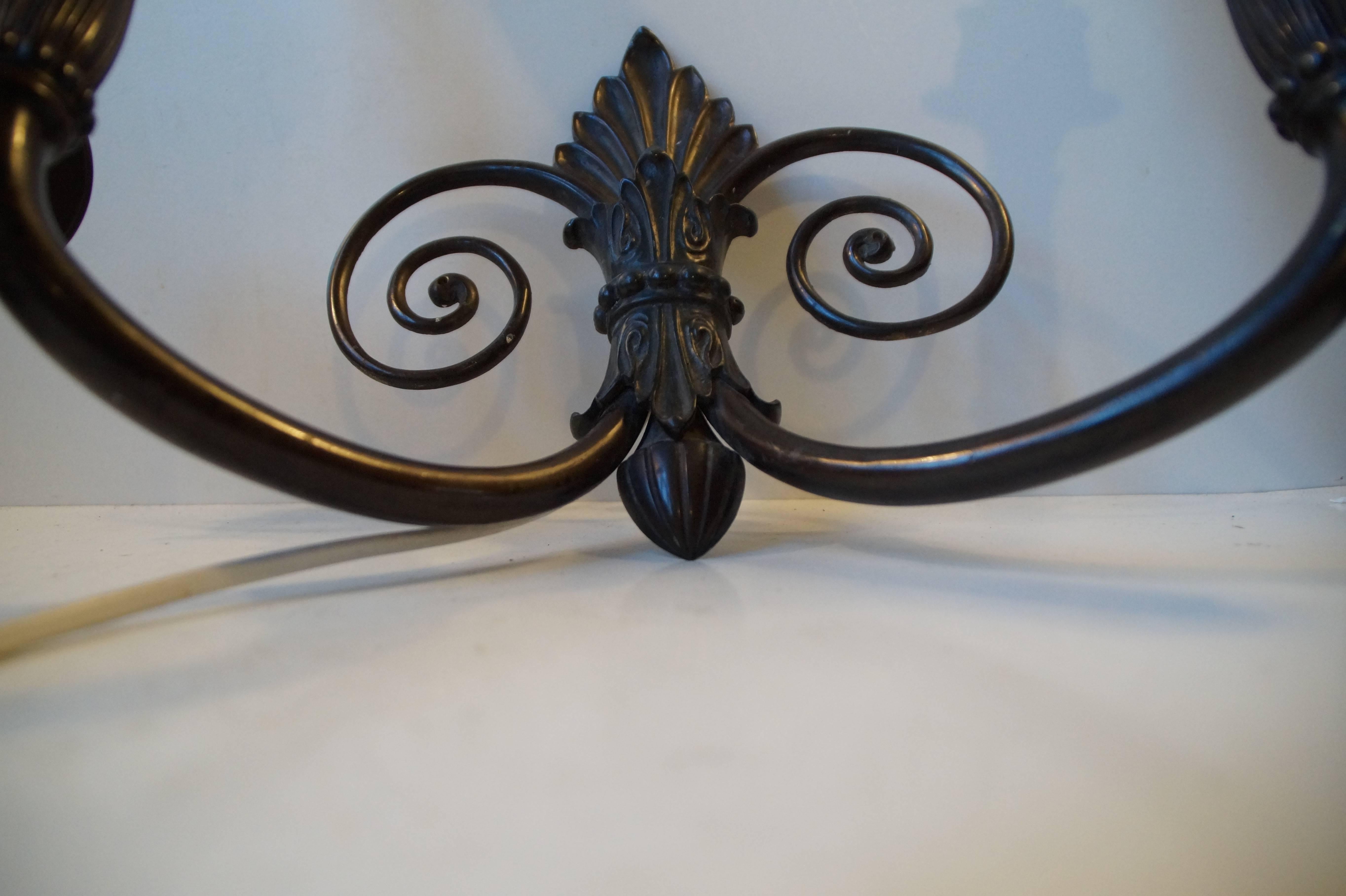 Français Anciennes appliques esthétiques françaises en bronze à deux bras avec « tourbillon », années 1900 en vente