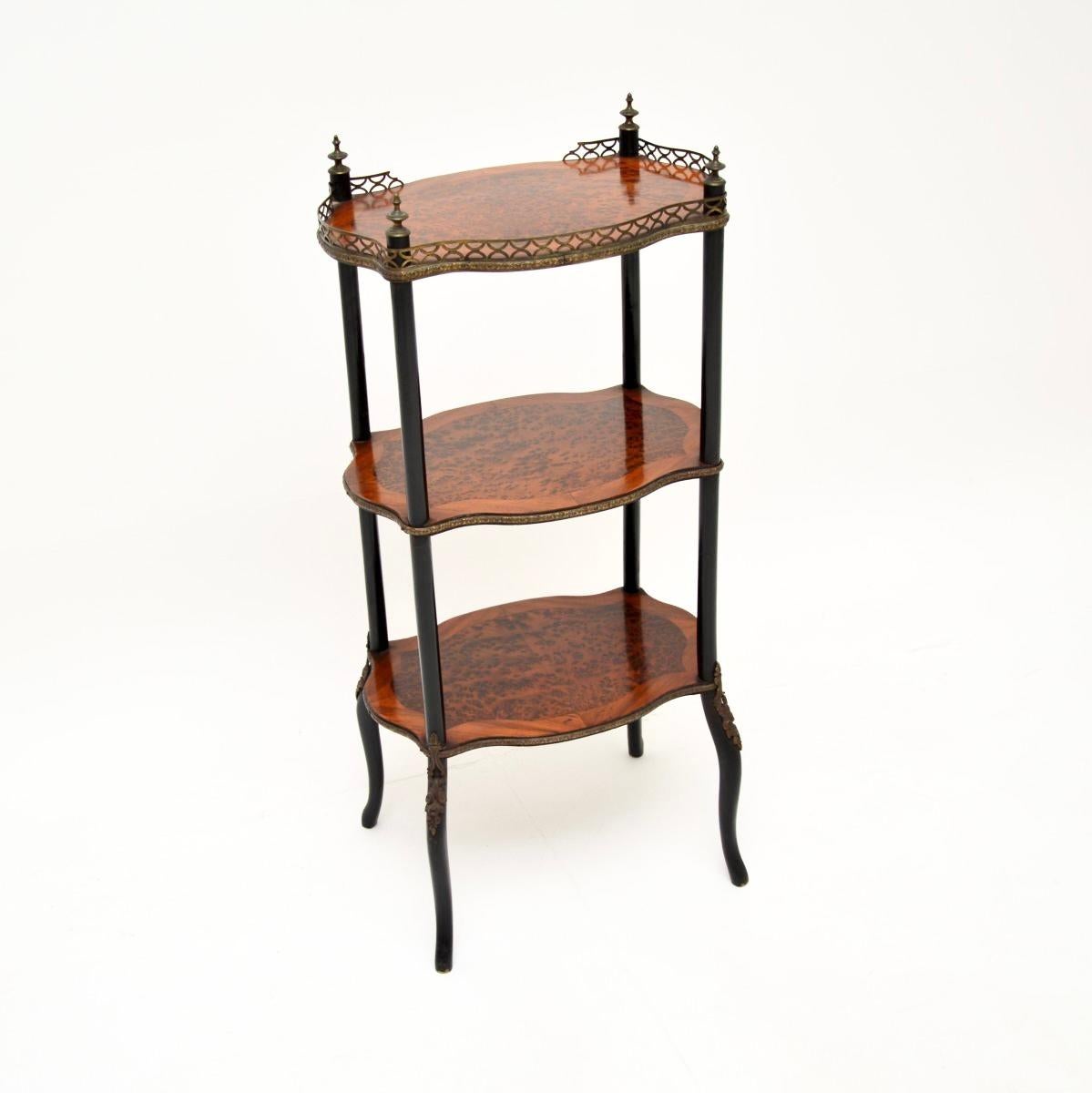 Uno splendido tavolino etagere francese antico, risalente al periodo 1860-1880 circa.

È molto ben fatto e di una dimensione deliziosa. I tre utili ripiani presentano splendidi motivi di venature e poggiano su gambe in legno massiccio ebanizzato. Ci