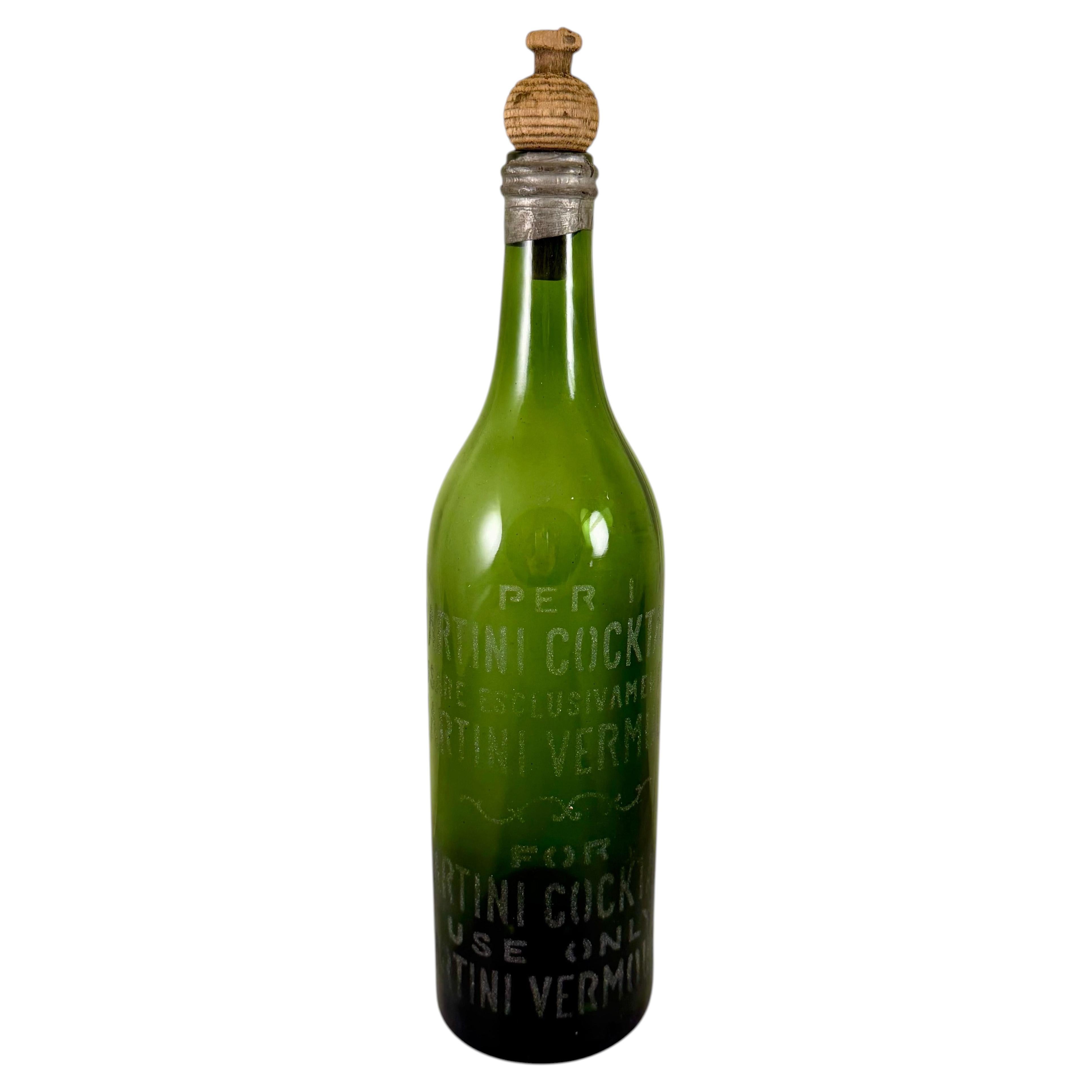 Bottiglia antica francese di vermouth Martini incisa, con tappo di sughero in vendita