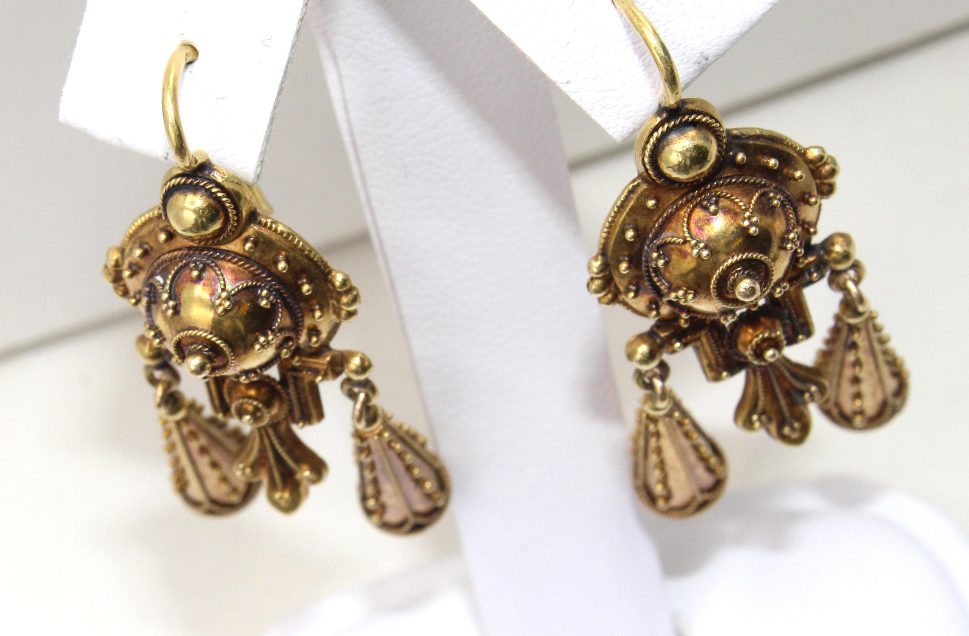 Magnifiquement conçues et fabriquées de main de maître, ces boucles d'oreilles françaises datant d'environ 1880 reflètent la première période du renouveau étrusque en joaillerie. Des perles et des tresses en or finement détaillées donnent à ces
