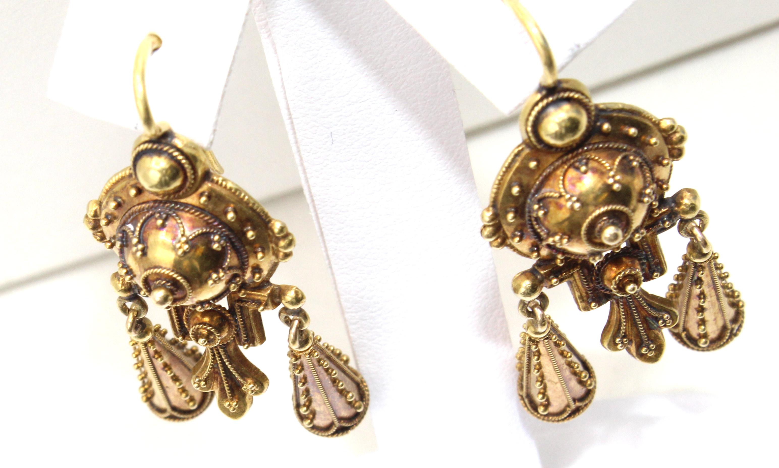 Néo-étrusque Pendentifs d'oreilles anciens en or 18 carats de style néo-étrusque français en vente