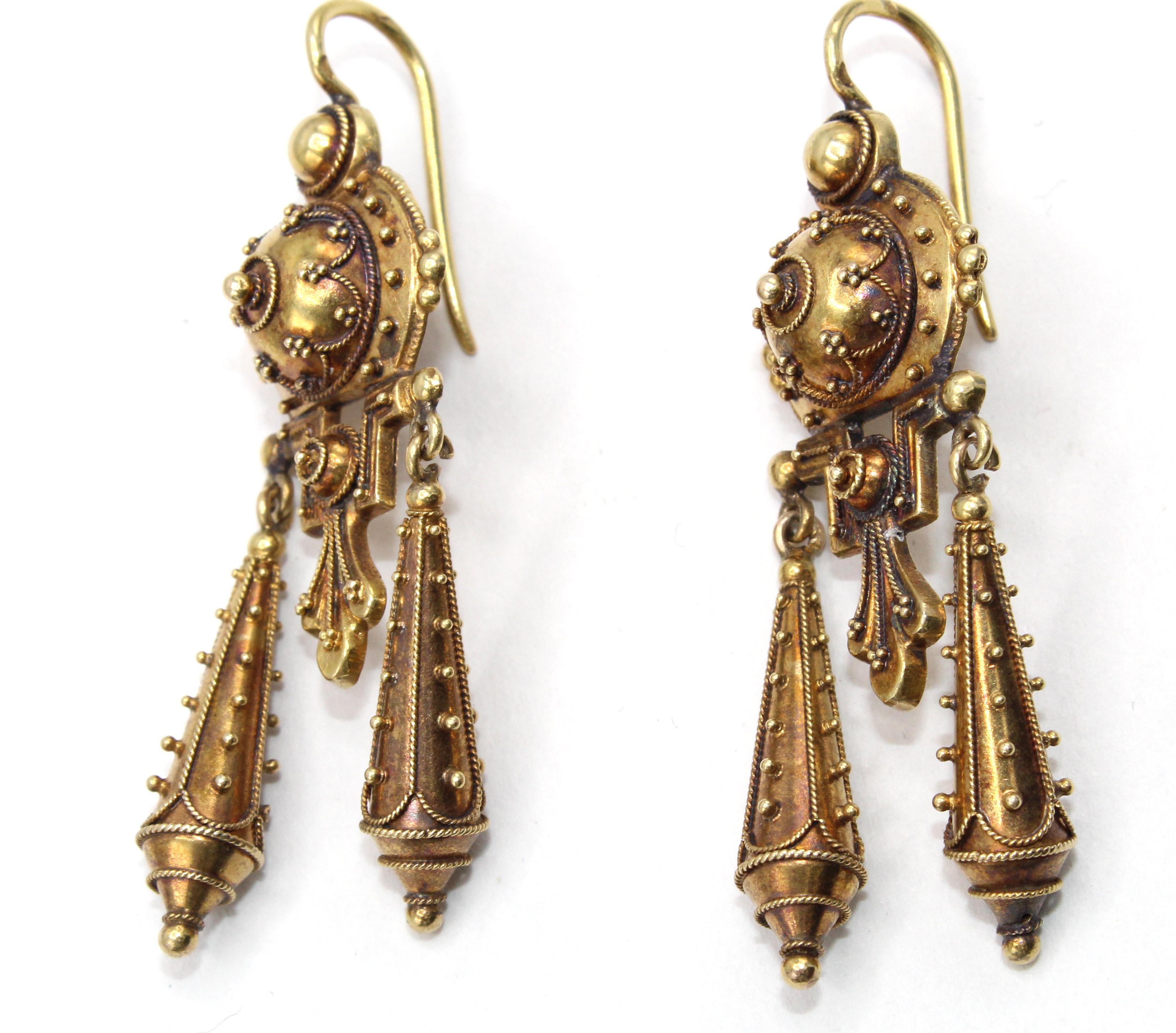 Pendentifs d'oreilles anciens en or 18 carats de style néo-étrusque français Excellent état - En vente à New York, NY
