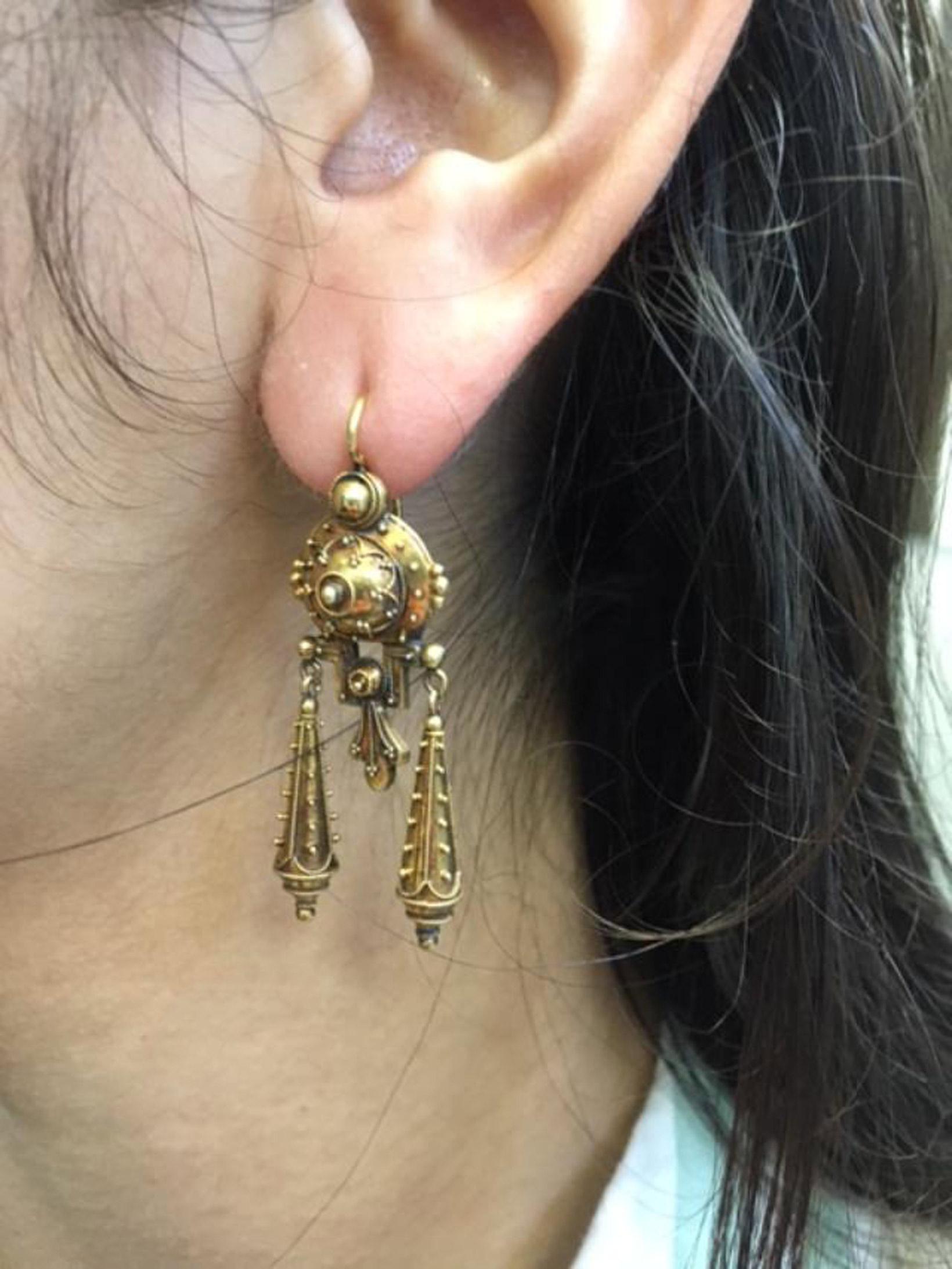 Pendentifs d'oreilles anciens en or 18 carats de style néo-étrusque français Unisexe en vente