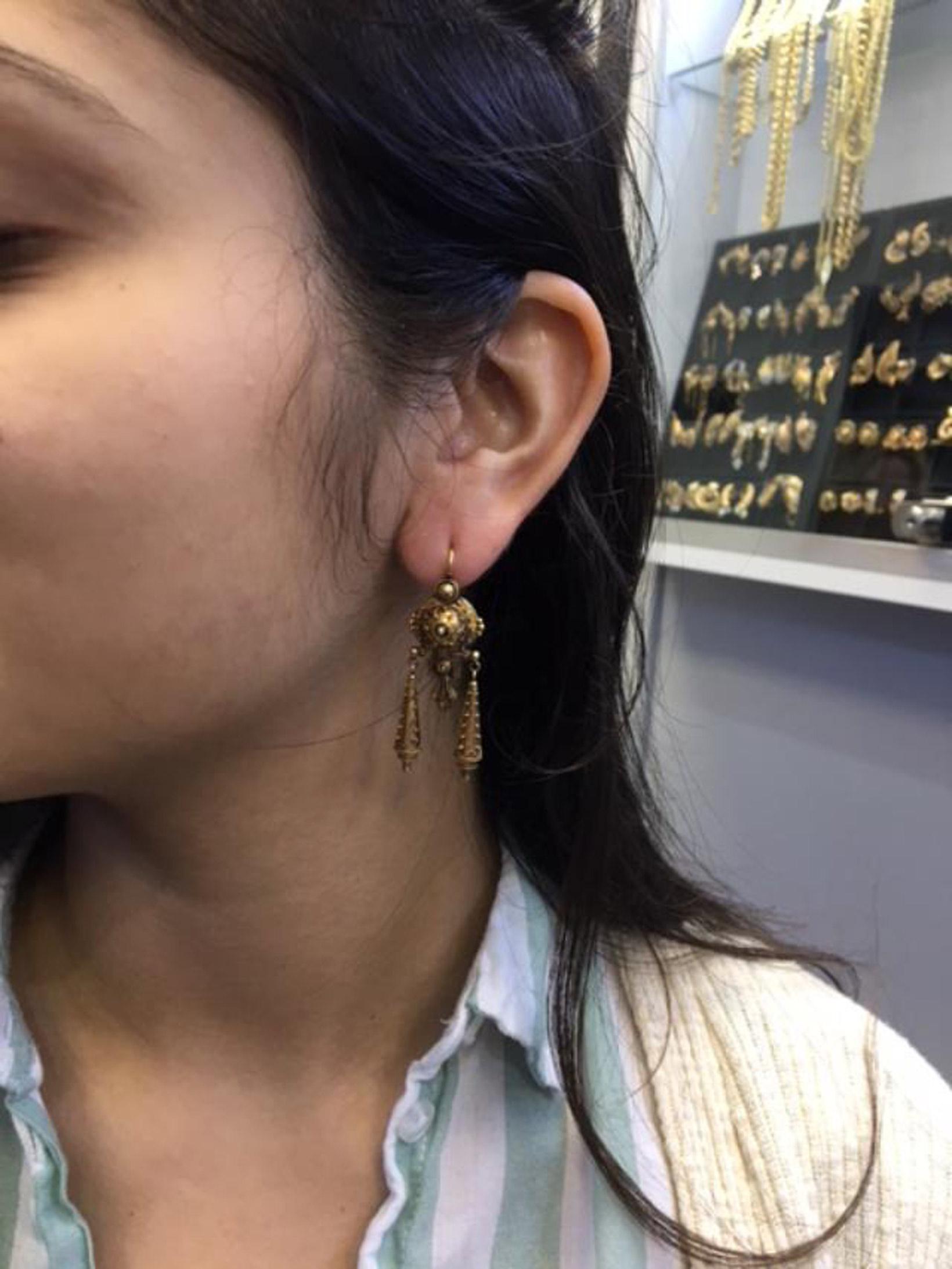 Pendentifs d'oreilles anciens en or 18 carats de style néo-étrusque français en vente 1