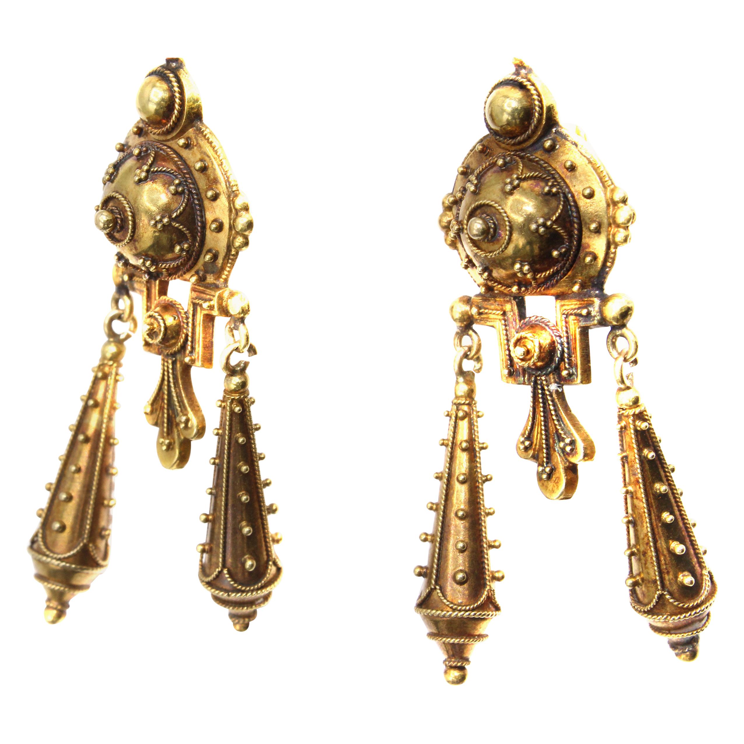 Pendentifs d'oreilles anciens en or 18 carats de style néo-étrusque français en vente