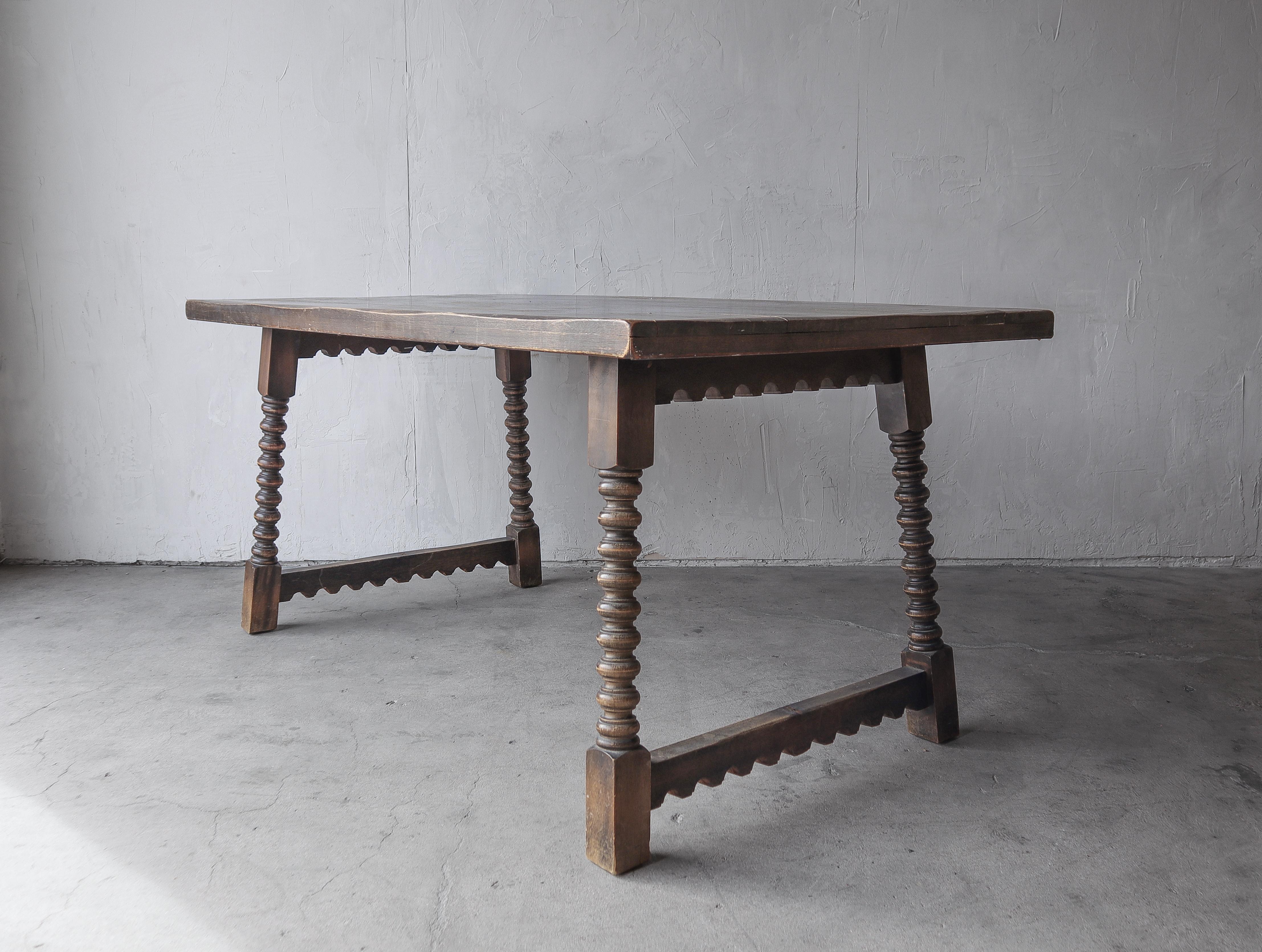 Bonita pieza artesanal con una bonita pátina. Esta mesa antigua tiene todo el carácter que debe tener una pieza de esta naturaleza. Fabricada en madera maciza, con tablero de tablones, patas torneadas y un precioso detalle de borde festoneado.