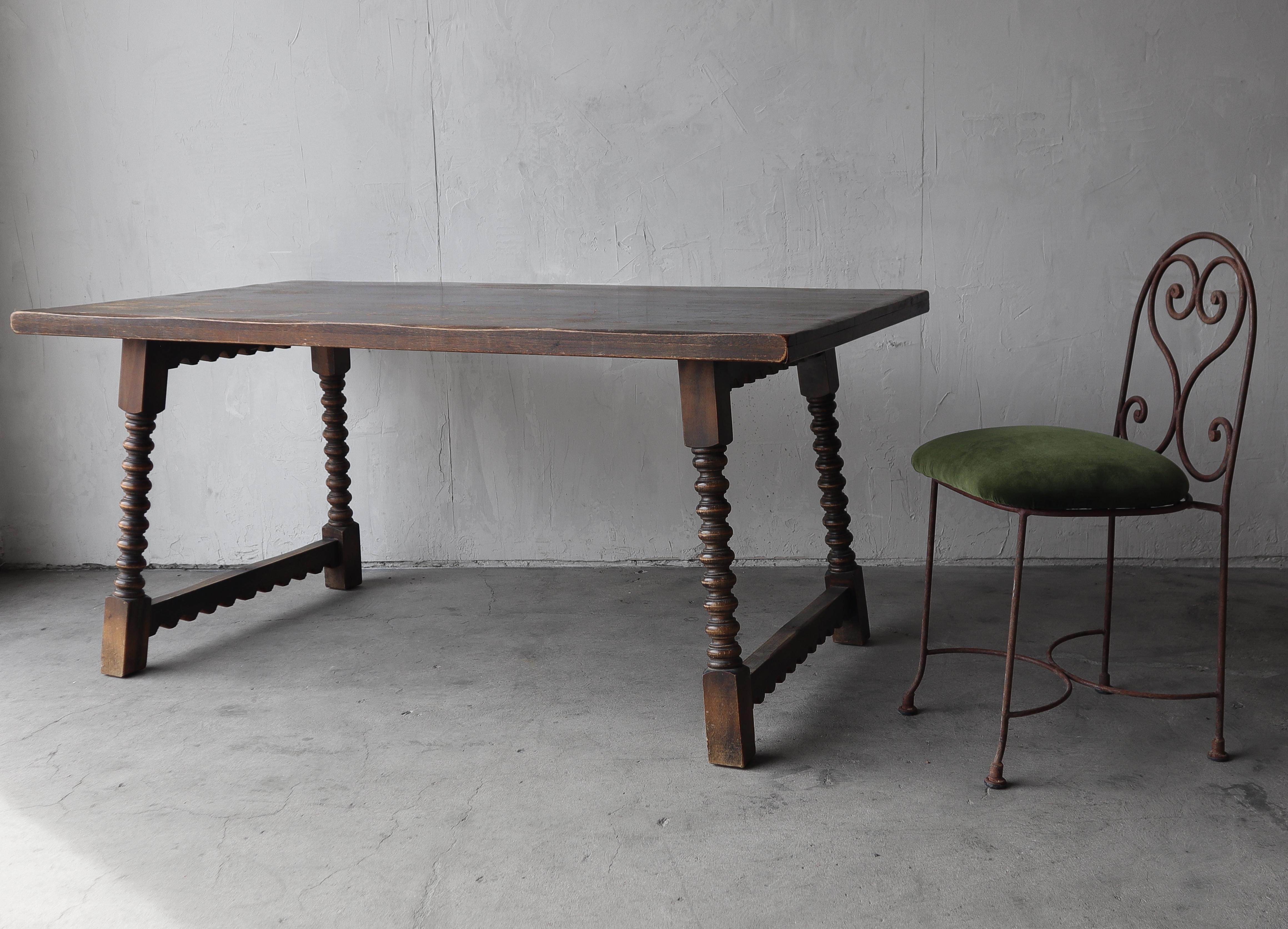 Antique French Mesa de Comedor Europea con Borde de Festón Rústico en venta