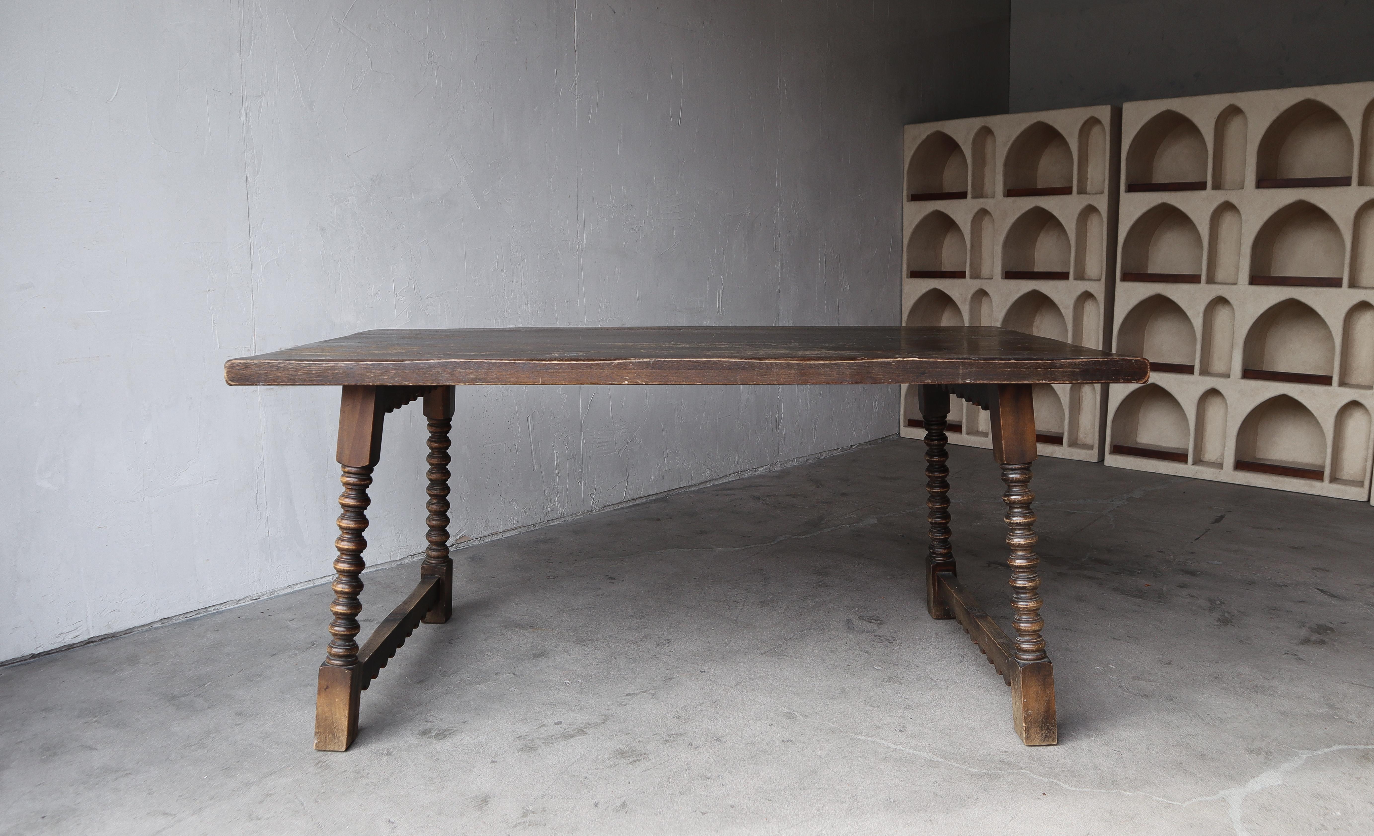 Antique French Mesa de Comedor Europea con Borde de Festón Tallado a mano en venta