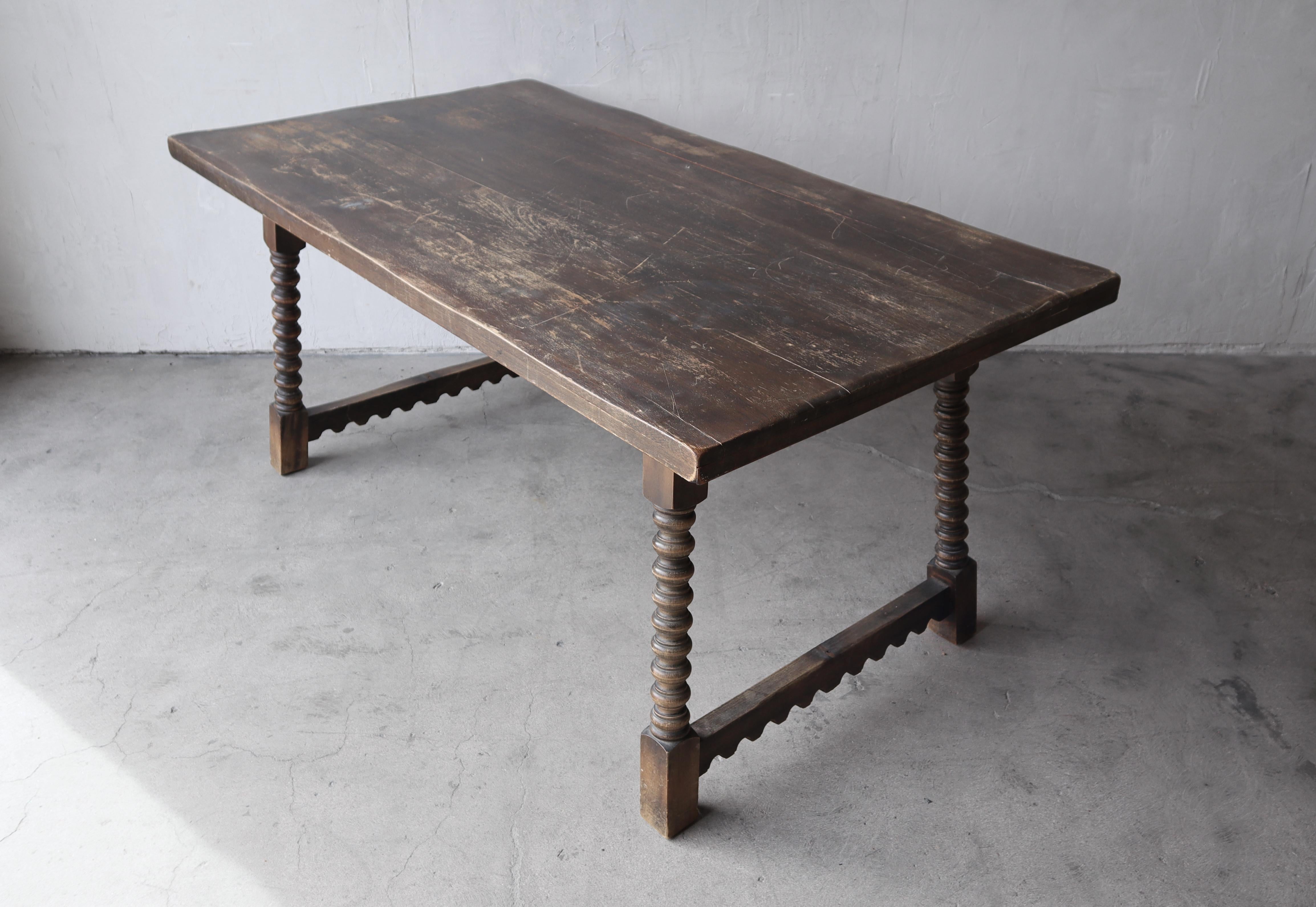 Antique French Mesa de Comedor Europea con Borde de Festón en Bueno estado para la venta en Las Vegas, NV