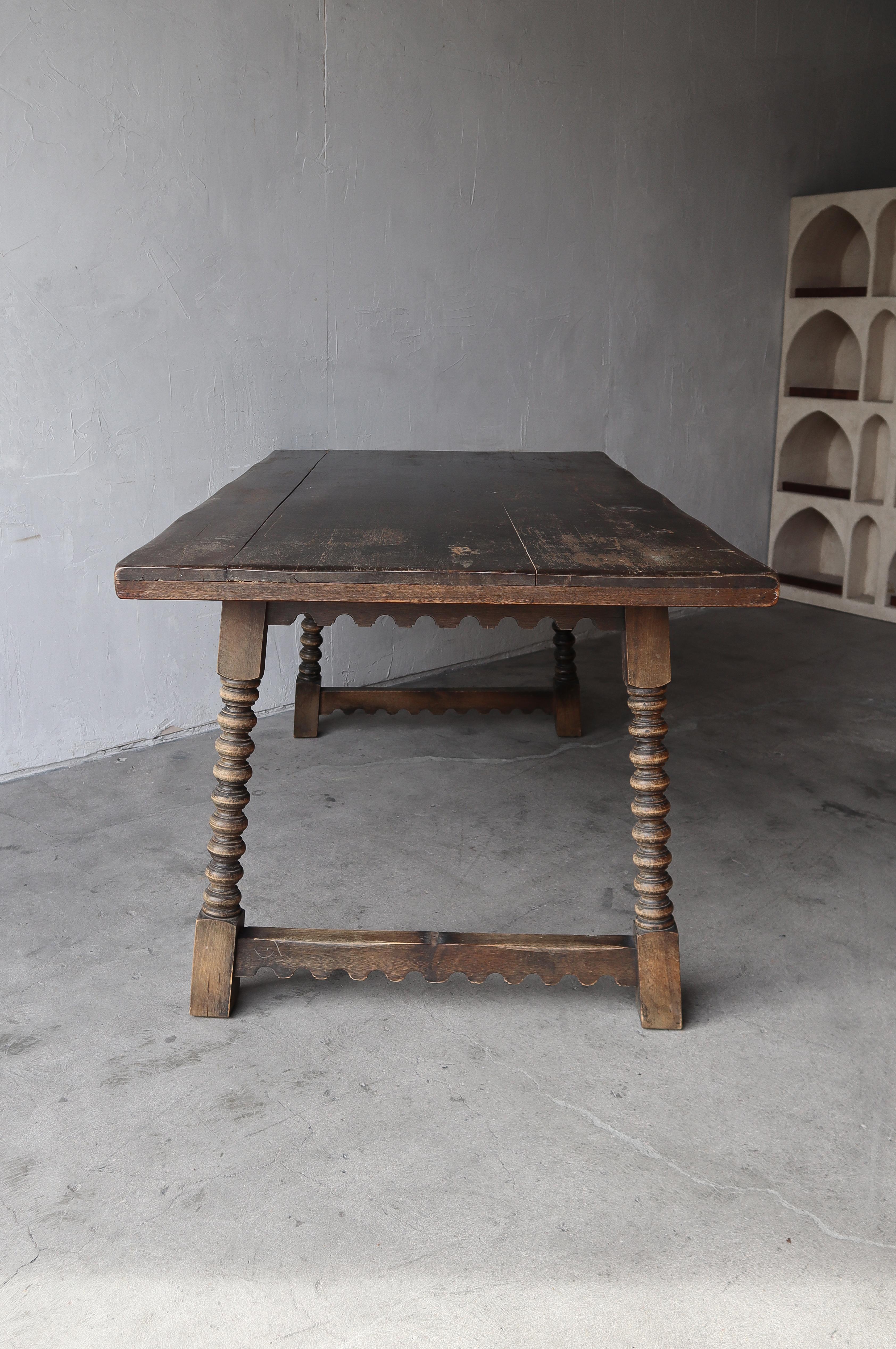 Antique French Mesa de Comedor Europea con Borde de Festón siglo XX en venta
