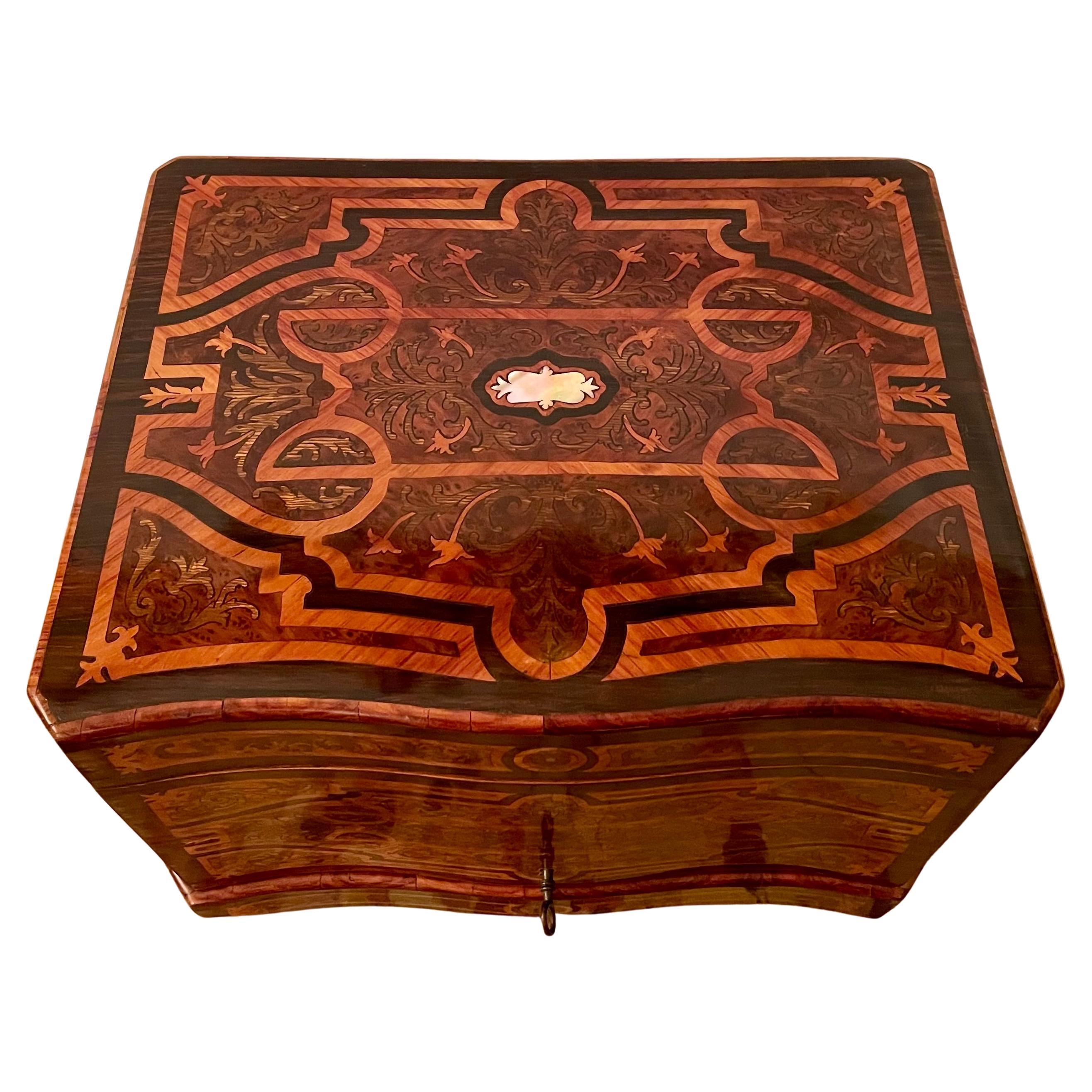 Antique French Exotic Wood Inlay & Baccarat Crystal Cave à Liqueur, CIRCA 1880. in vendita 4