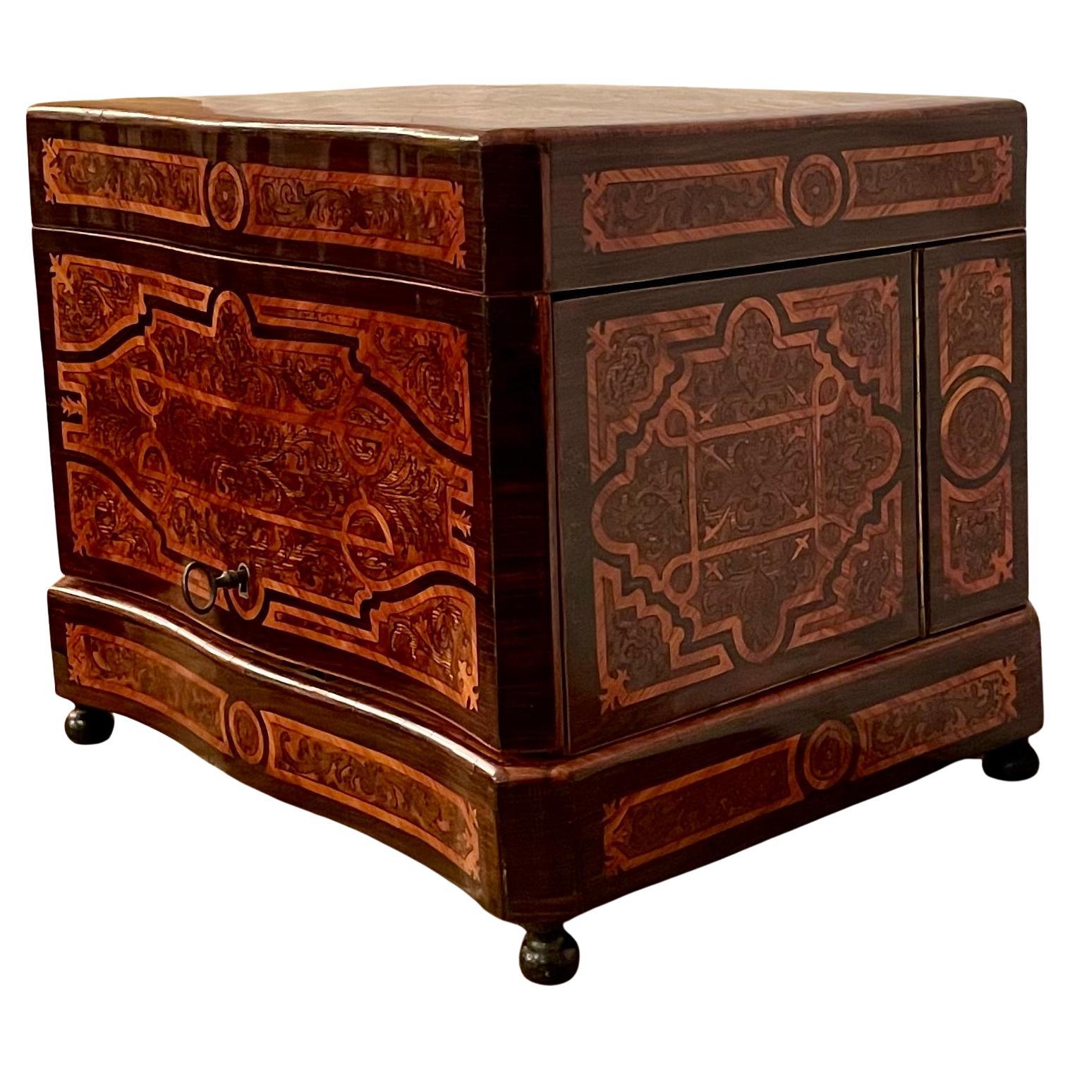 Antique French Exotic Wood Inlay & Baccarat Crystal Cave à Liqueur, CIRCA 1880. in vendita 5