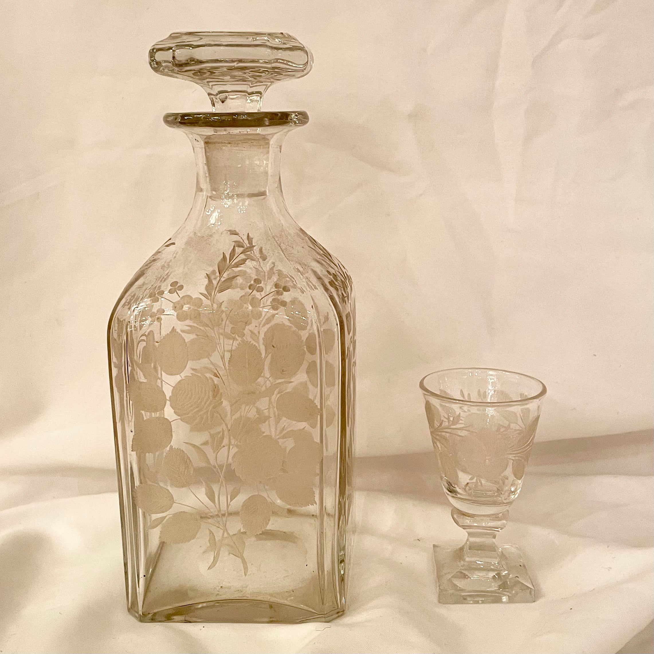 Antique French Exotic Wood Inlay & Baccarat Crystal Cave à Liqueur, CIRCA 1880. in vendita 6