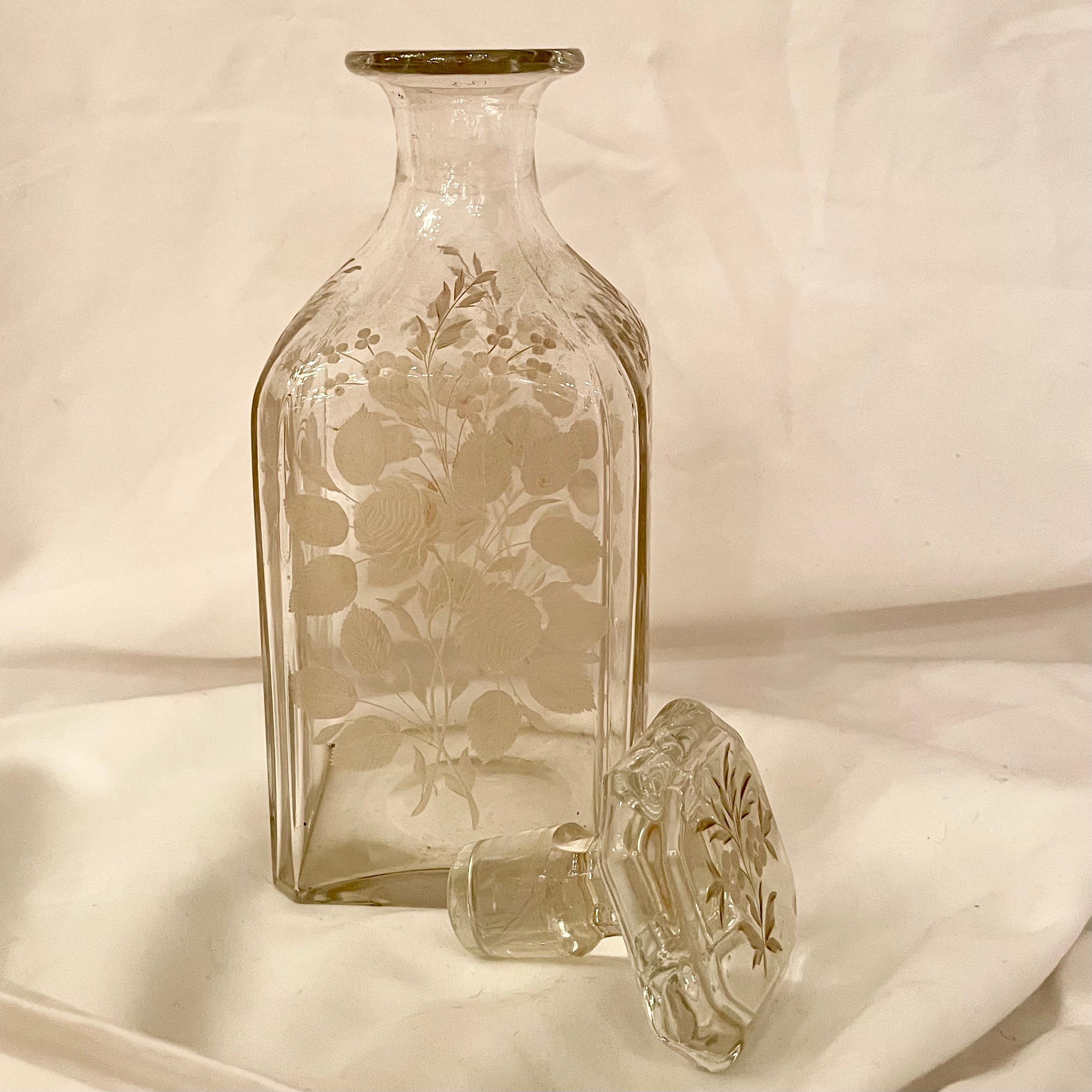 Antique French Exotic Wood Inlay & Baccarat Crystal Cave à Liqueur, CIRCA 1880. in vendita 10