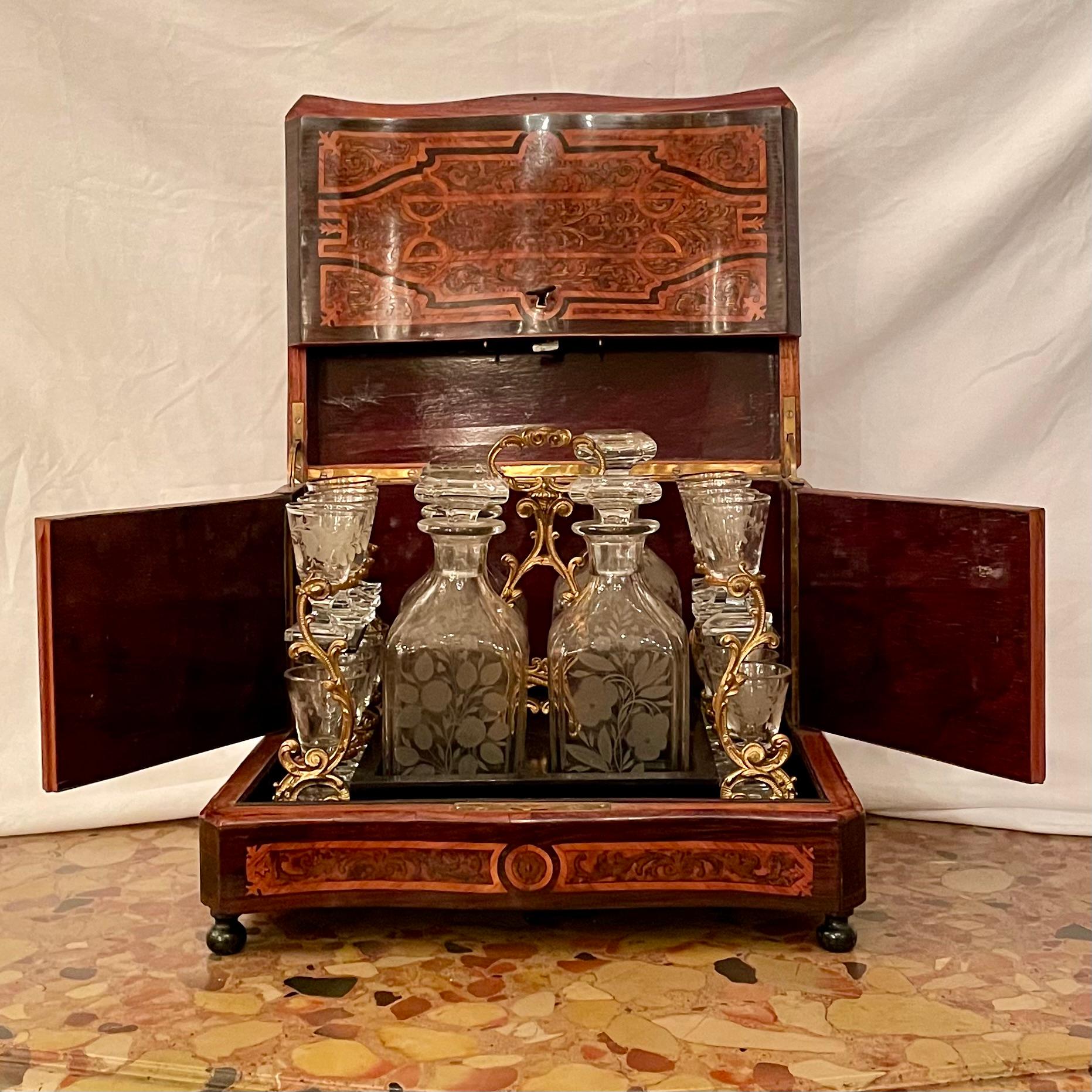 Antique French Exotic Wood Inlay, Baccarat Crystal and Ormolu Cave à Liqueur, Circa 1880.
Aperto:
18 1/4