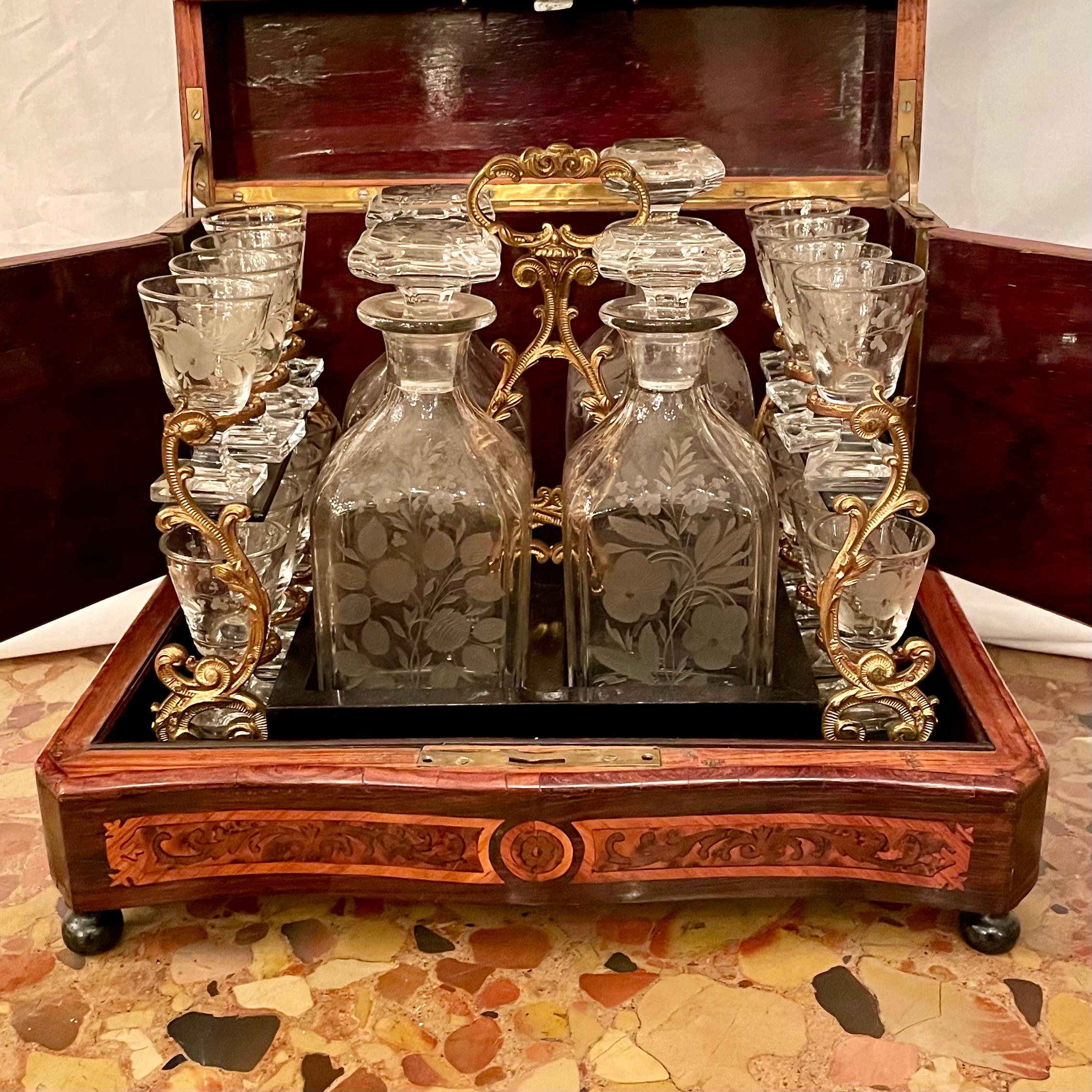 Antique French Exotic Wood Inlay & Baccarat Crystal Cave à Liqueur, CIRCA 1880. In condizioni buone in vendita a New Orleans, LA