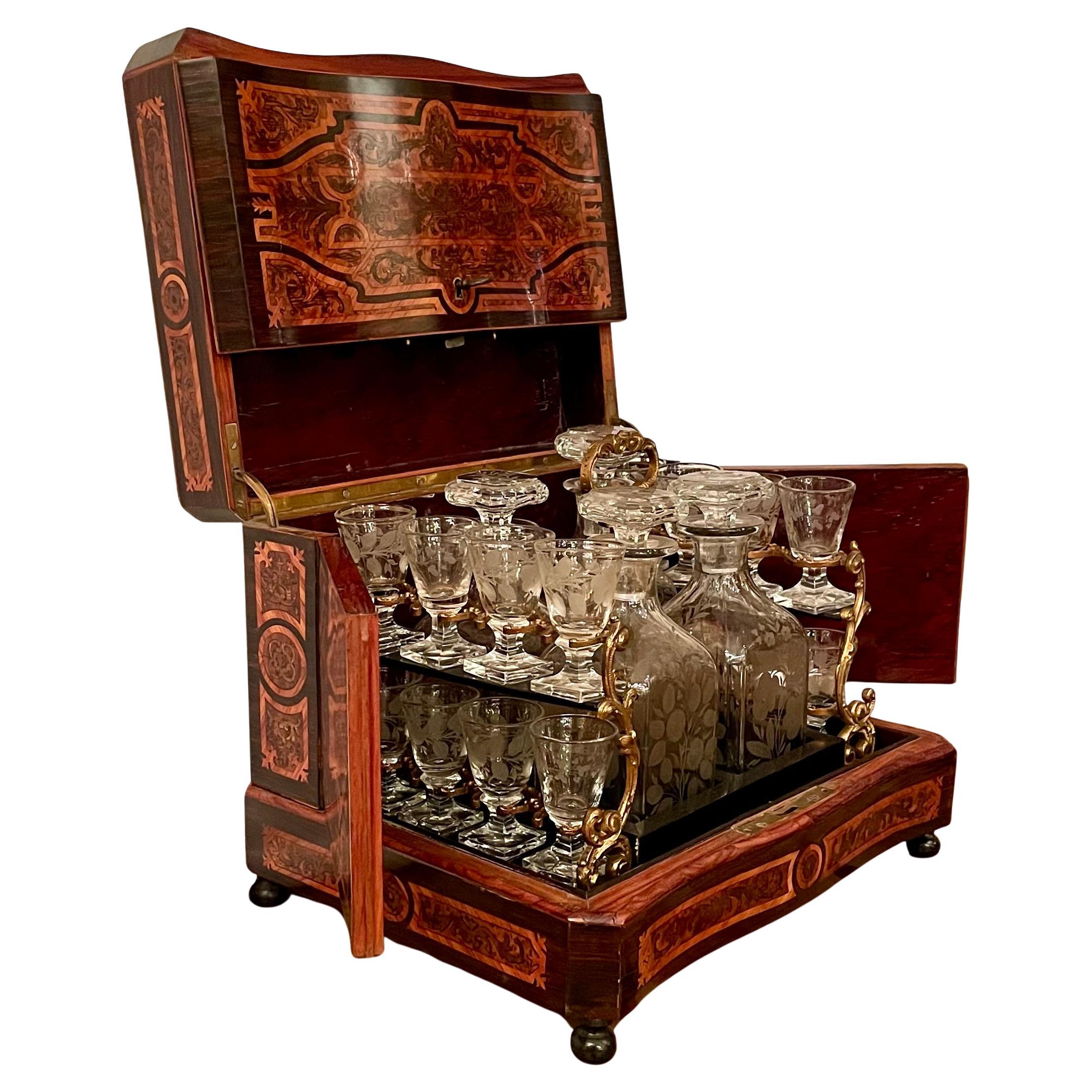 Cristallo Antique French Exotic Wood Inlay & Baccarat Crystal Cave à Liqueur, CIRCA 1880. in vendita