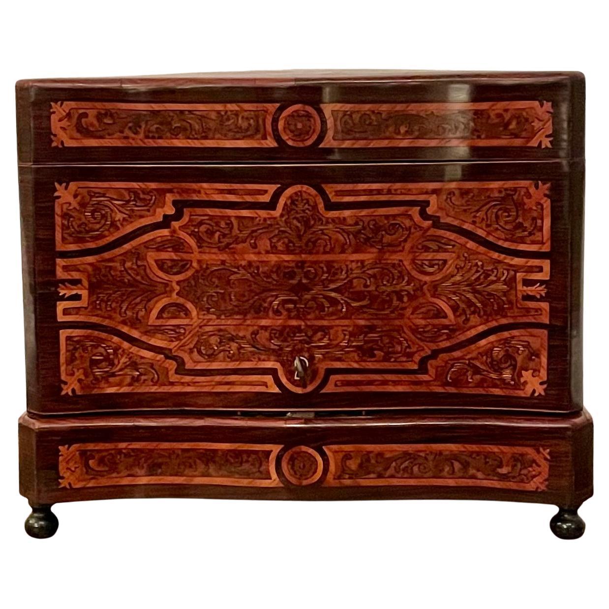 Antique French Exotic Wood Inlay & Baccarat Crystal Cave à Liqueur, CIRCA 1880. in vendita 1