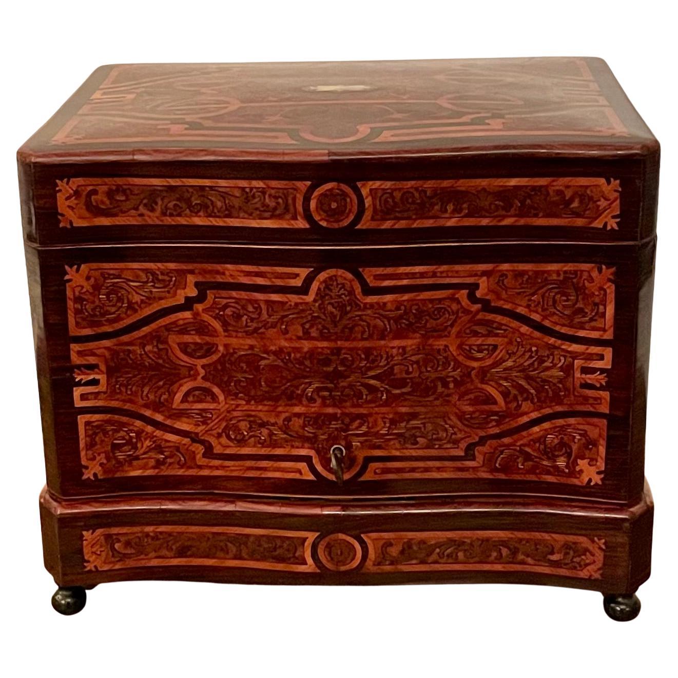 Antique French Exotic Wood Inlay & Baccarat Crystal Cave à Liqueur, CIRCA 1880. in vendita 2