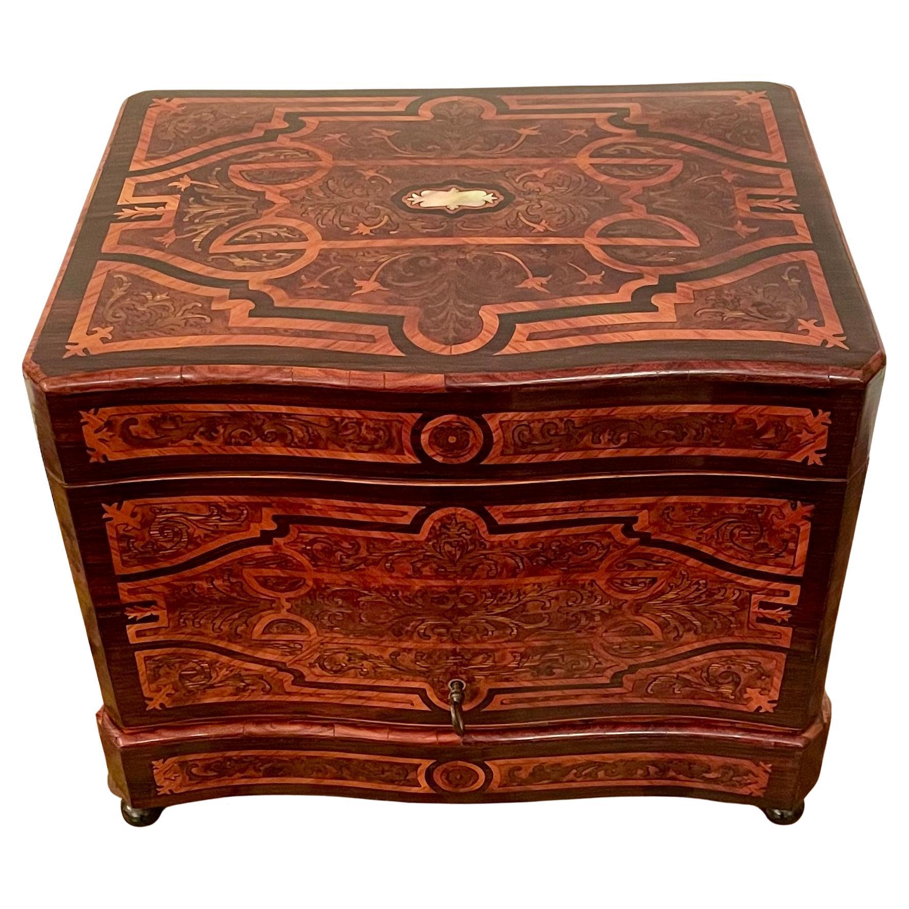 Antique French Exotic Wood Inlay & Baccarat Crystal Cave à Liqueur, CIRCA 1880. in vendita 3