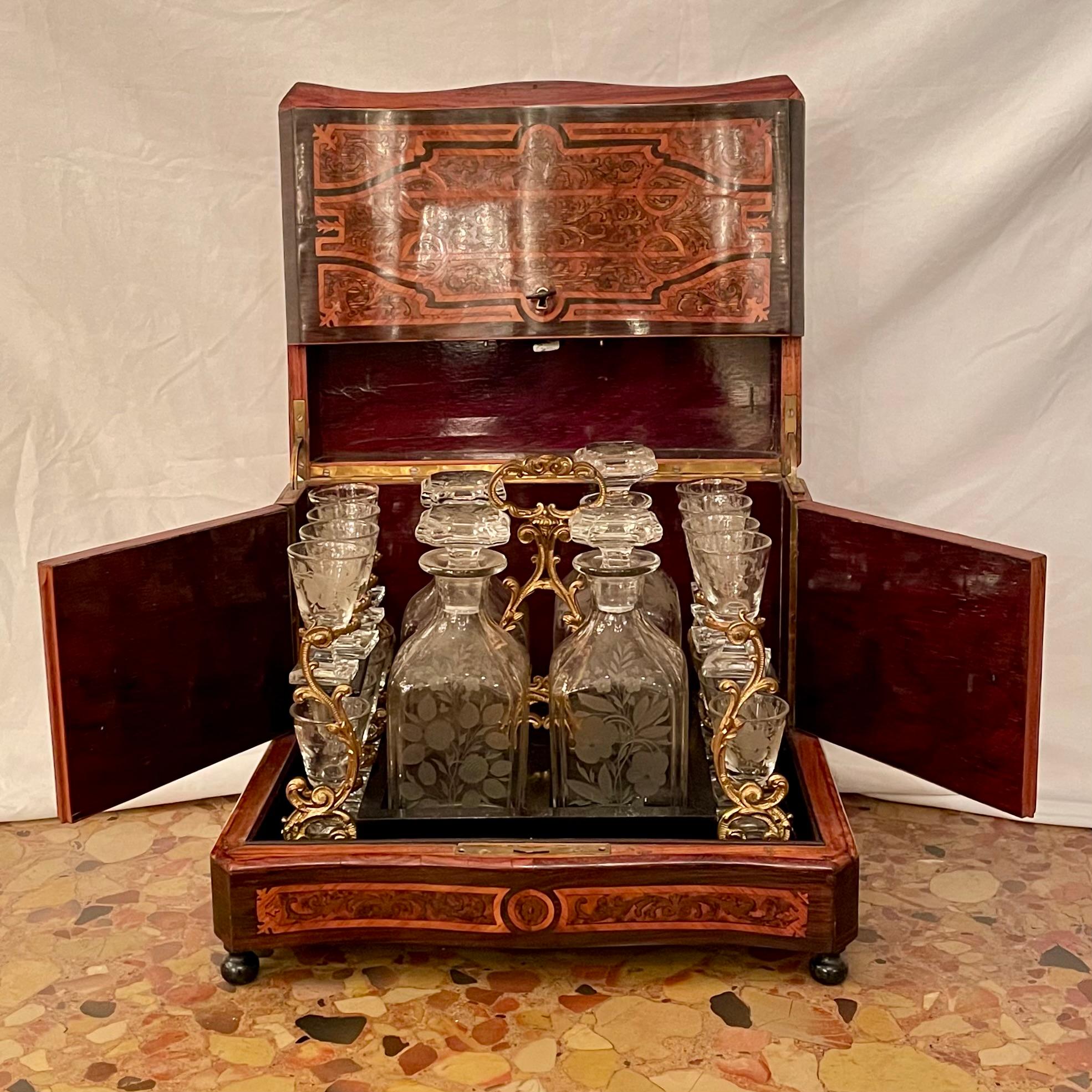 Antique French Exotic Wood Inlay & Baccarat Crystal Cave à Liqueur, CIRCA 1880. in vendita