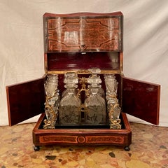 Ancienne Cave à Liqueur en marqueterie de bois exotique et cristal de Baccarat, Circa 1880.