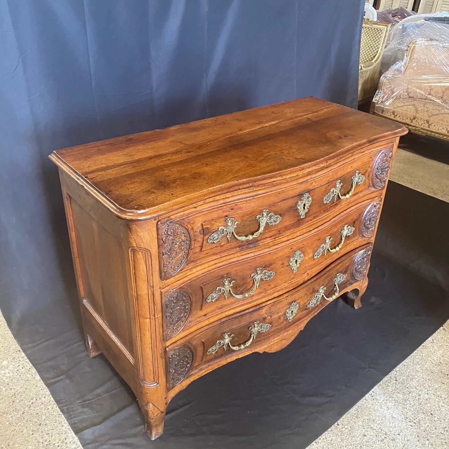 Ancienne commode Louis XV en noyer délicieusement sculpté en vente 4