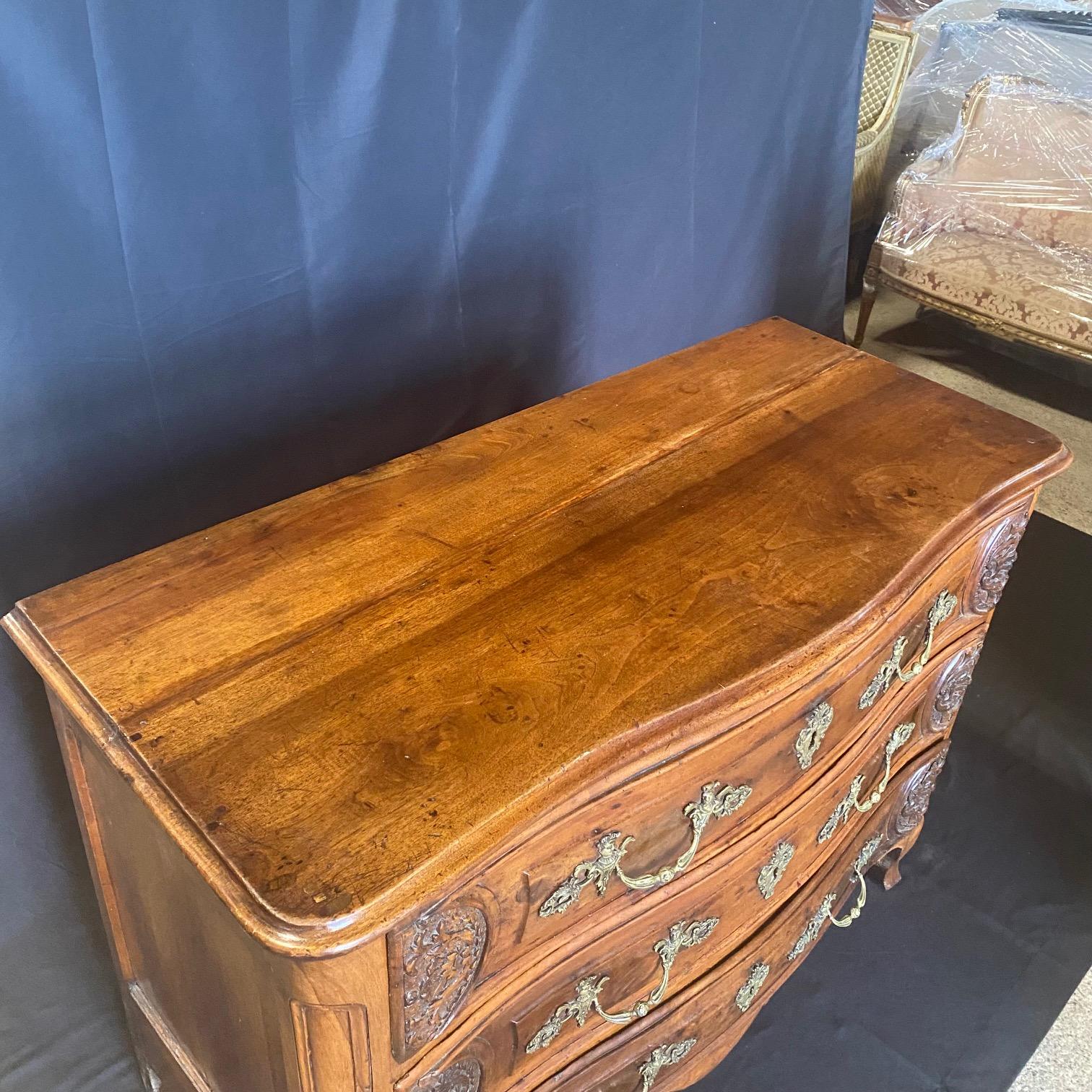 Ancienne commode Louis XV en noyer délicieusement sculpté en vente 5