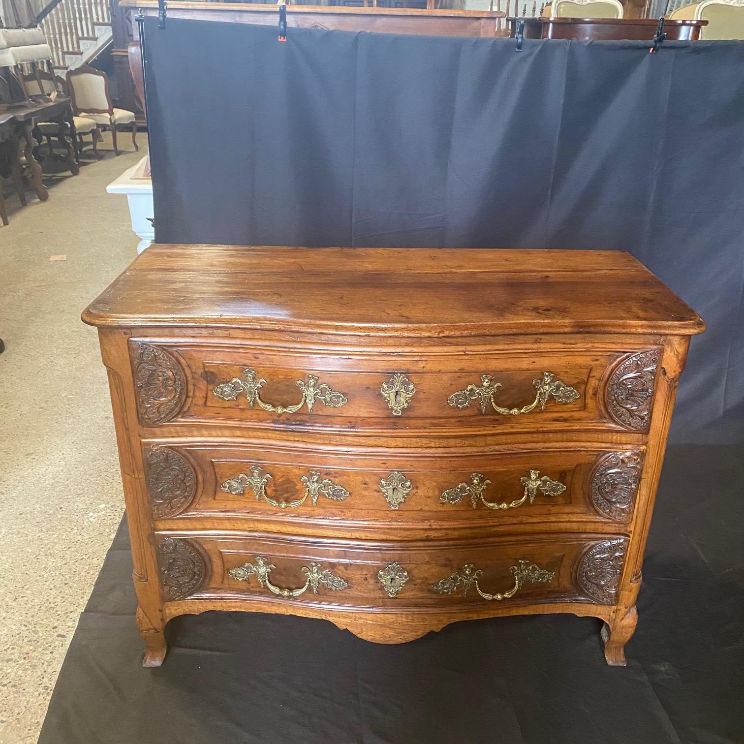 Ancienne commode Louis XV en noyer délicieusement sculpté en vente 6