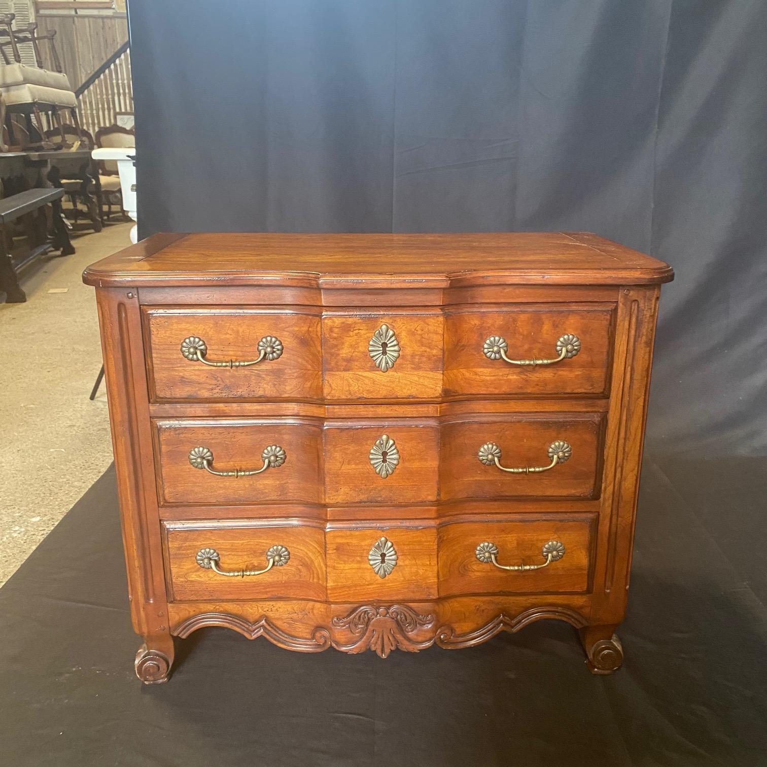 Superbe commode ou commode en noyer de style Louis XV comprenant 3 tiroirs spacieux avec une sculpture exquise sur chaque façade de tiroir présentant une coquille insérée au centre de feuilles florales et d'acanthe. La façade est élégamment incurvée