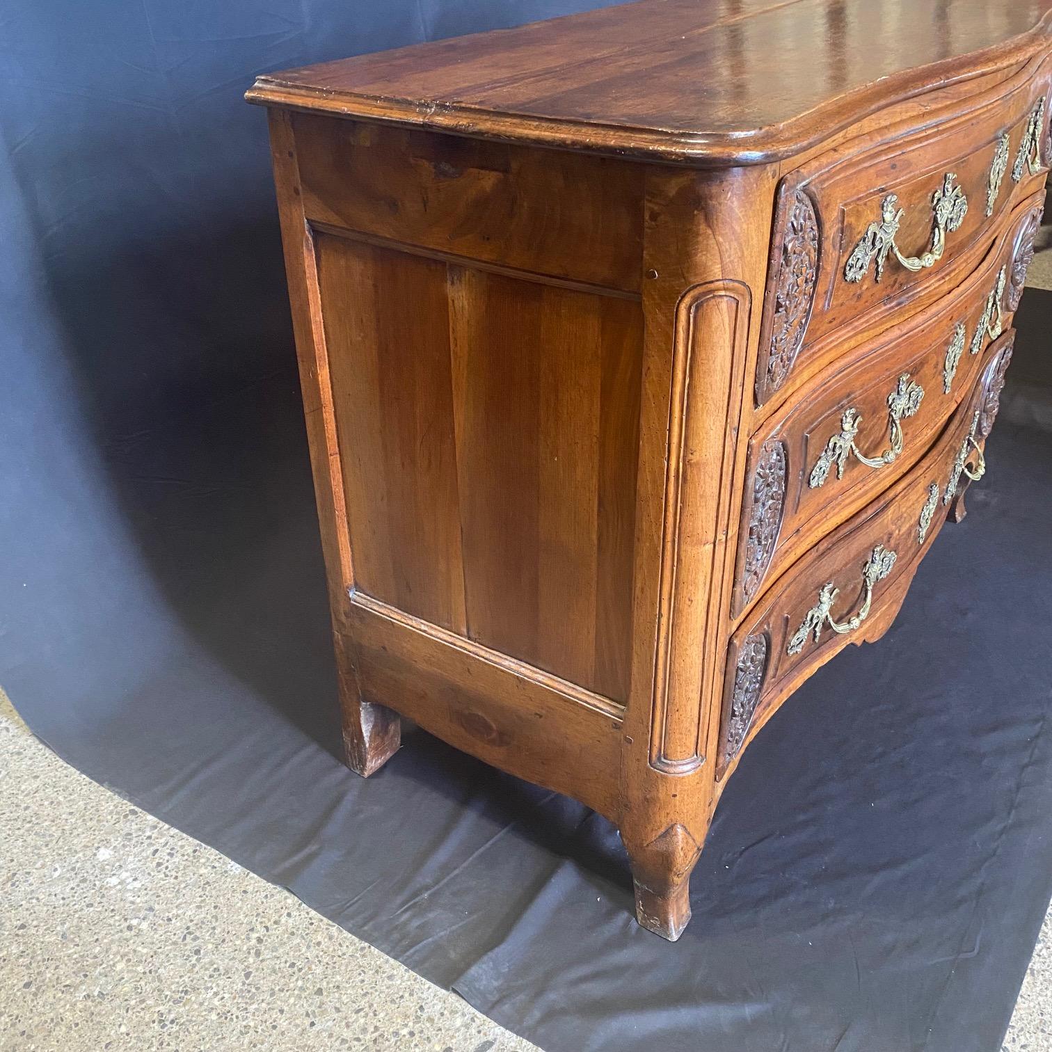 Français Ancienne commode Louis XV en noyer délicieusement sculpté en vente