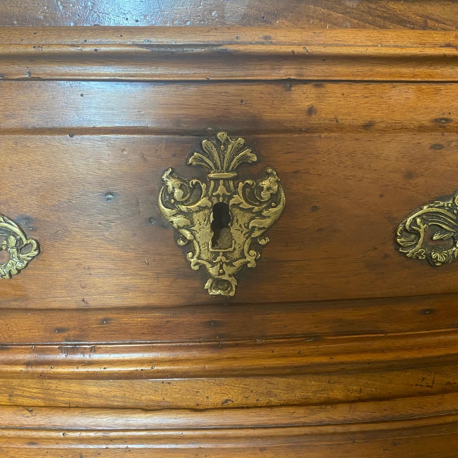 Ancienne commode Louis XV en noyer délicieusement sculpté Bon état - En vente à Hopewell, NJ