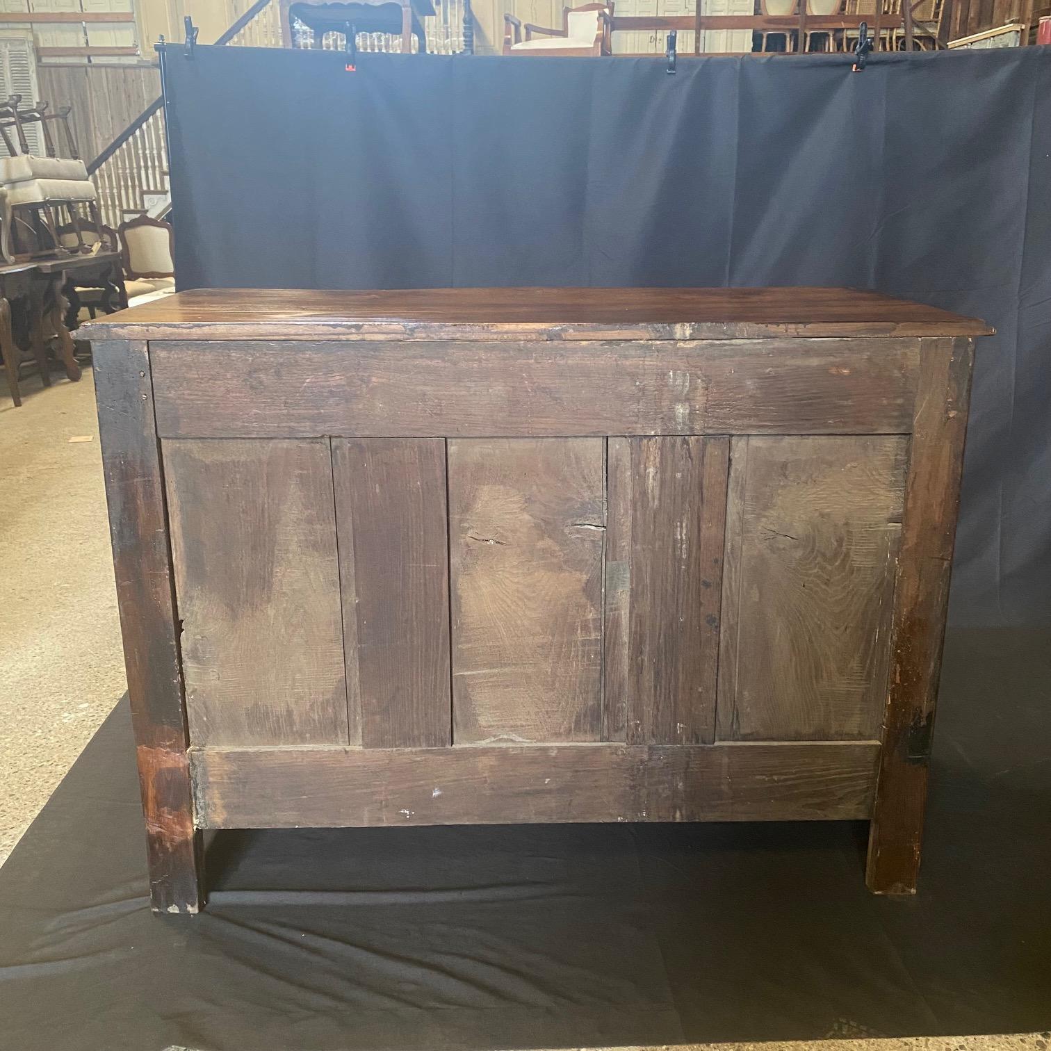 XVIIIe siècle Ancienne commode Louis XV en noyer délicieusement sculpté en vente