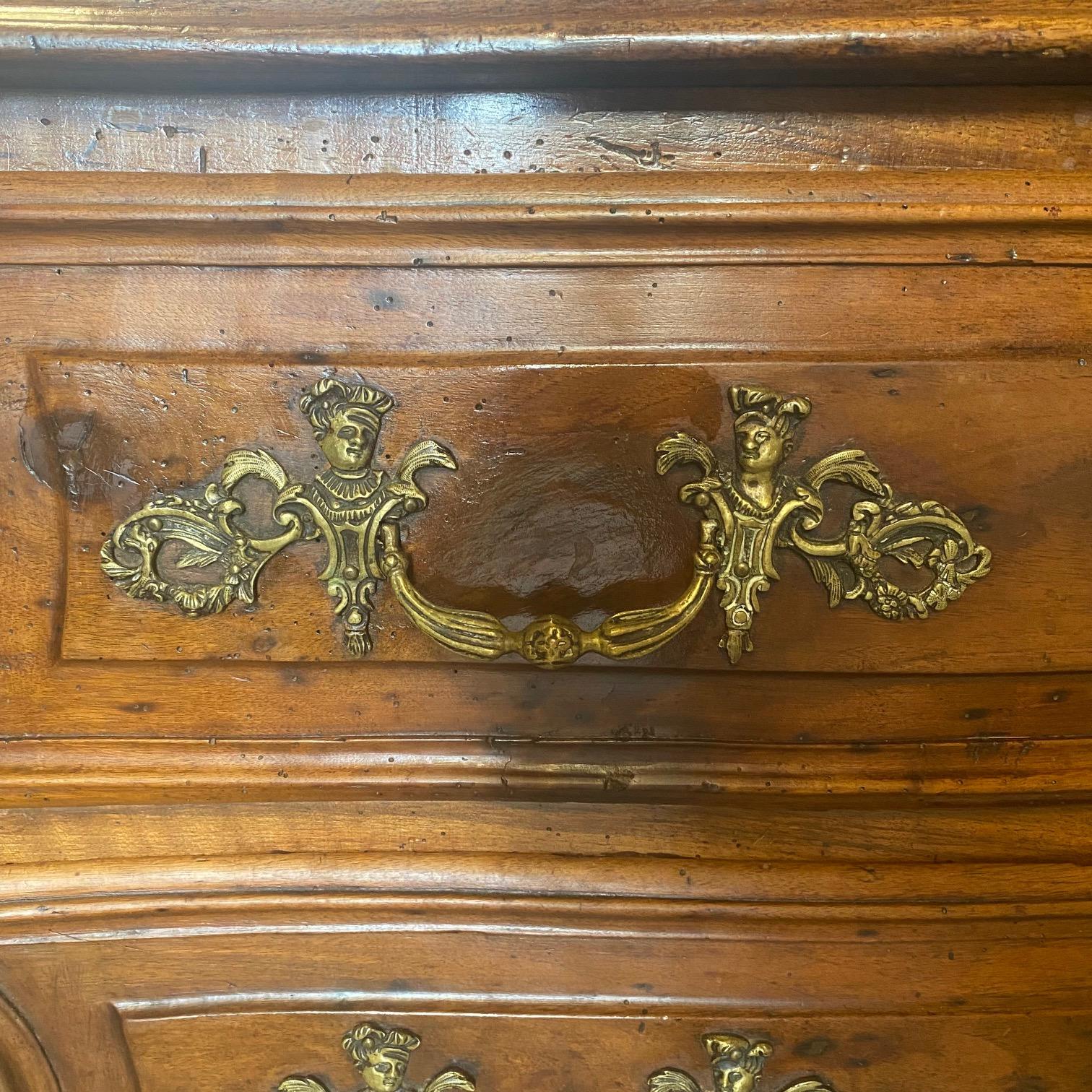 Bronze Ancienne commode Louis XV en noyer délicieusement sculpté en vente