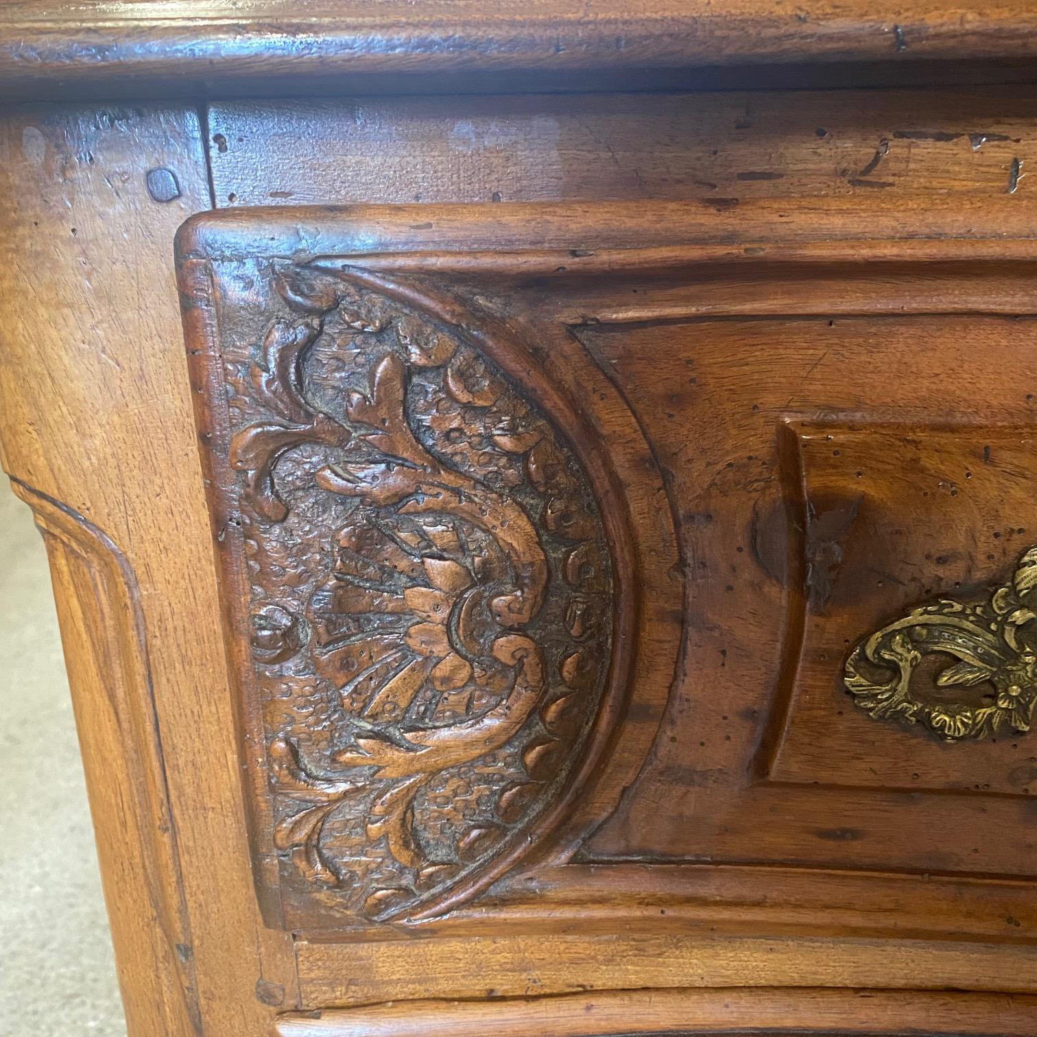 Ancienne commode Louis XV en noyer délicieusement sculpté en vente 1