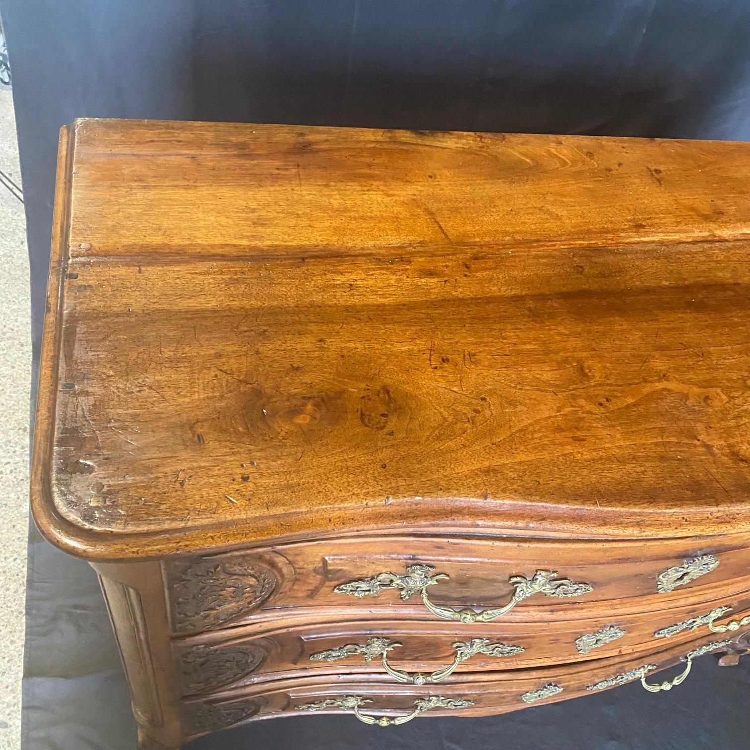 Ancienne commode Louis XV en noyer délicieusement sculpté en vente 2