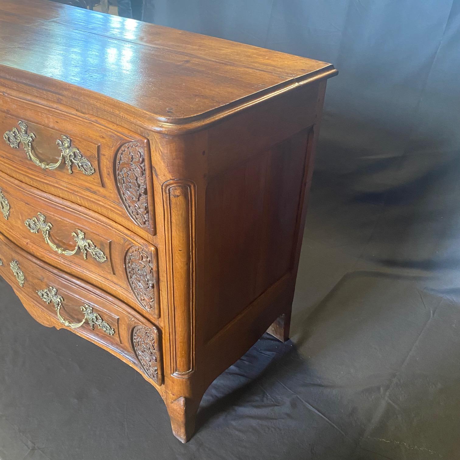 Ancienne commode Louis XV en noyer délicieusement sculpté en vente 3