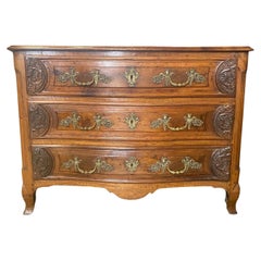 Ancienne commode Louis XV en noyer délicieusement sculpté