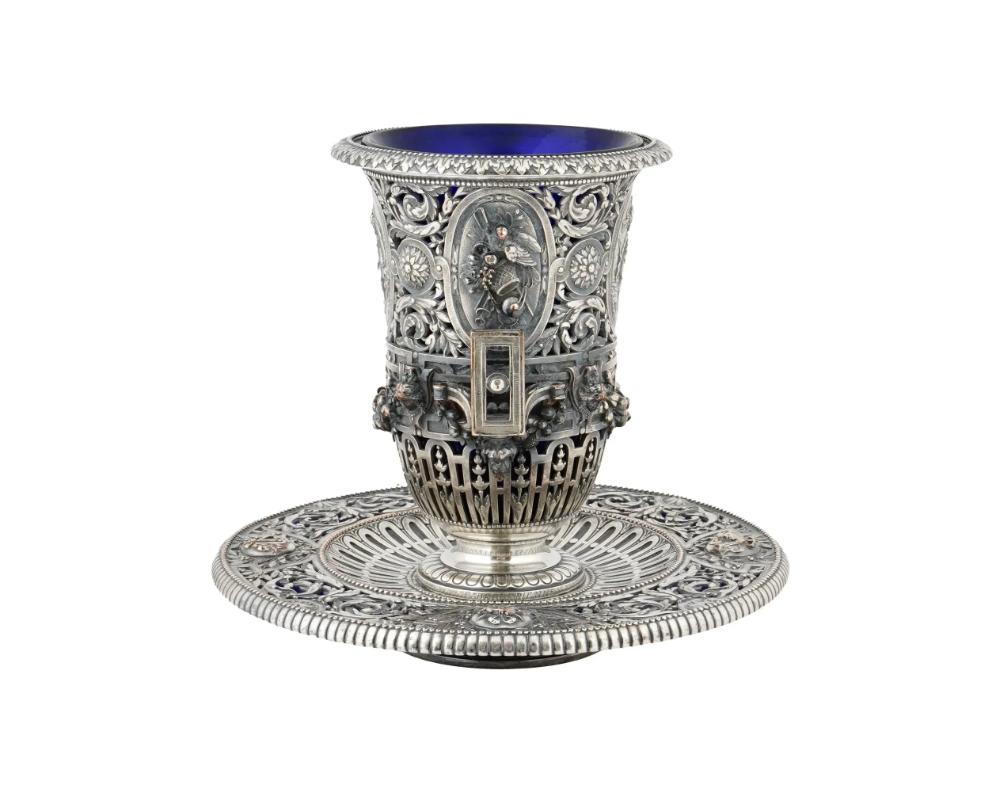 Français Ancien vase français F Barbedienne en bronze argenté avec verre bleu cobalt. en vente