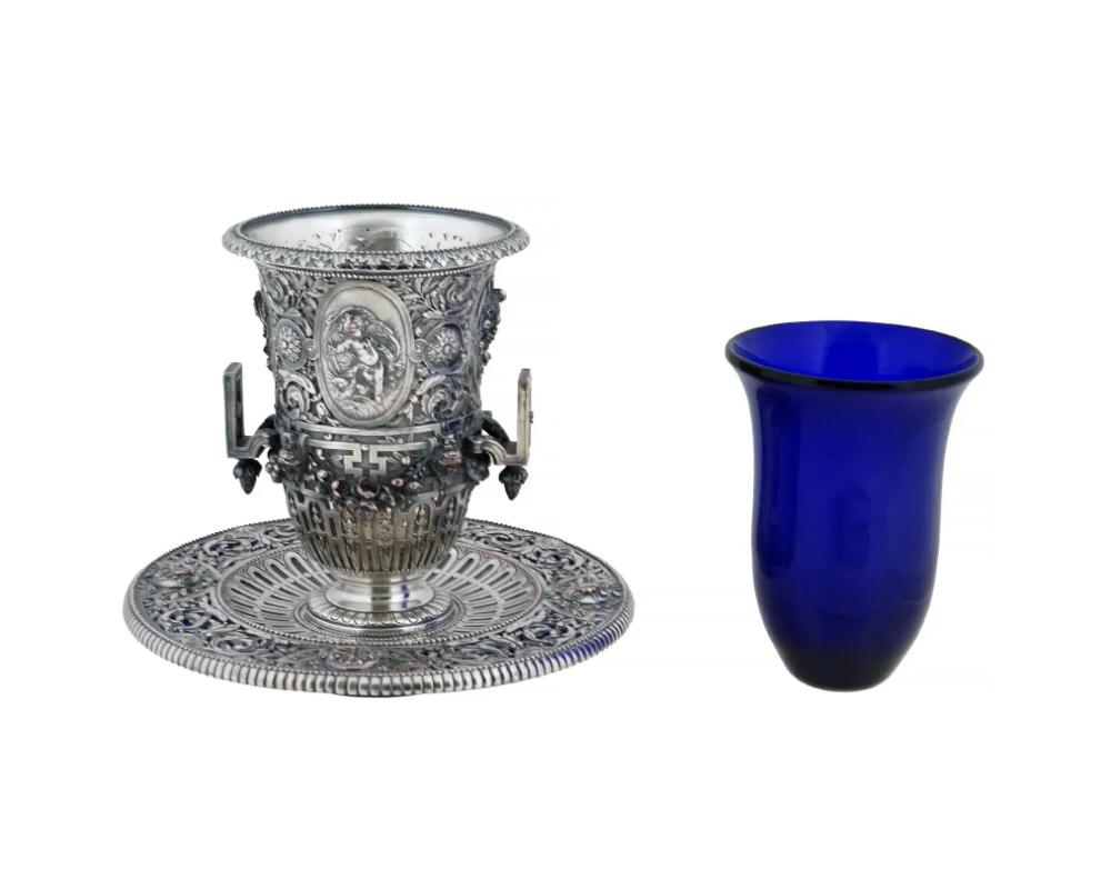 Argenté Ancien vase français F Barbedienne en bronze argenté avec verre bleu cobalt. en vente