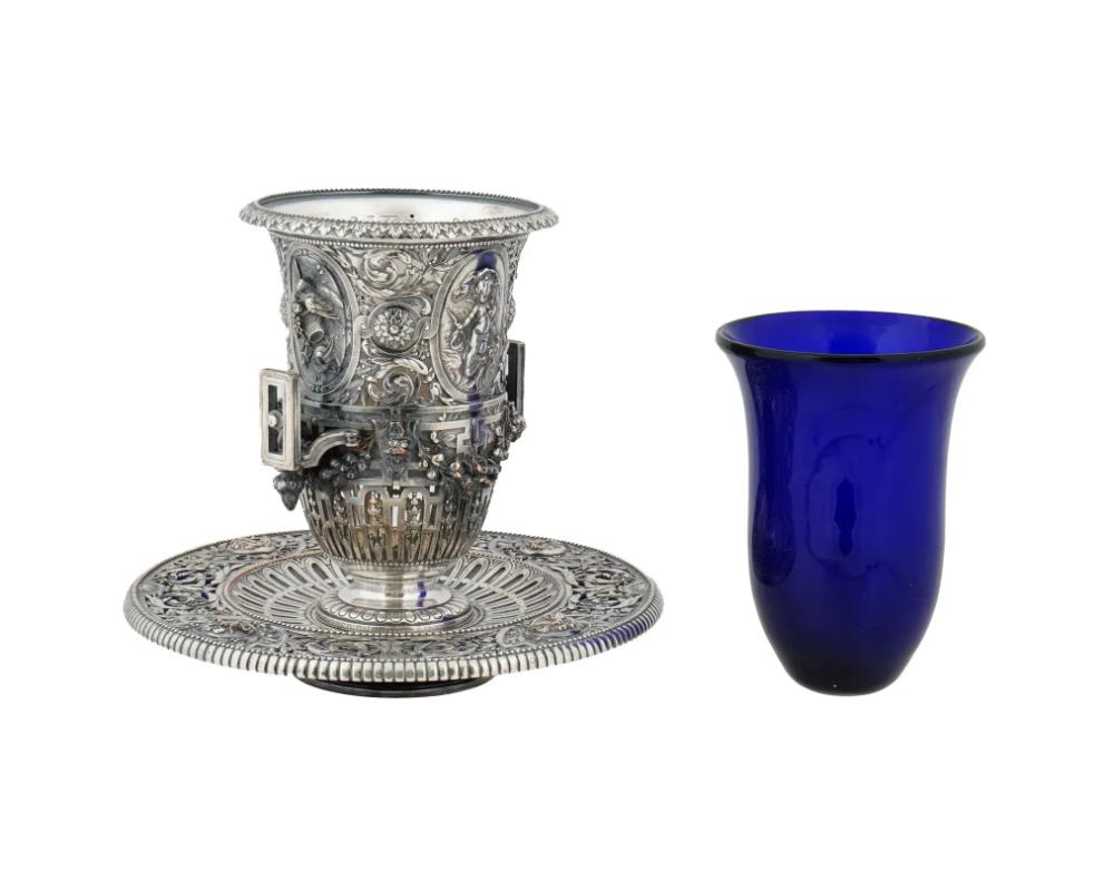 Ancien vase français F Barbedienne en bronze argenté avec verre bleu cobalt. Bon état - En vente à New York, NY