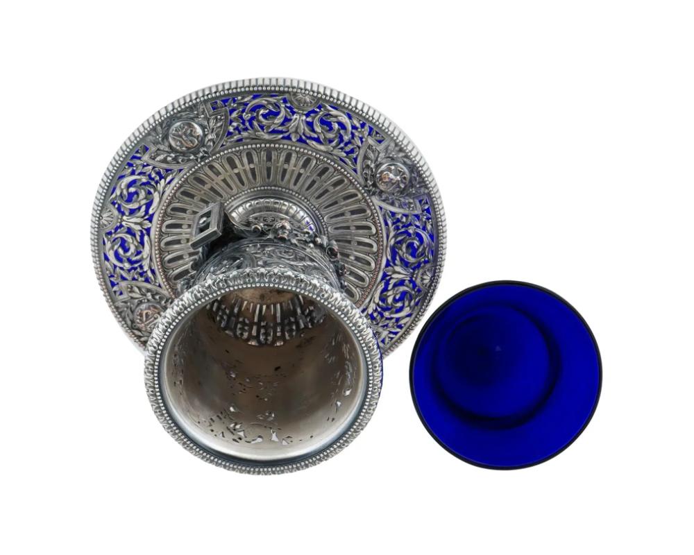 XIXe siècle Ancien vase français F Barbedienne en bronze argenté avec verre bleu cobalt. en vente