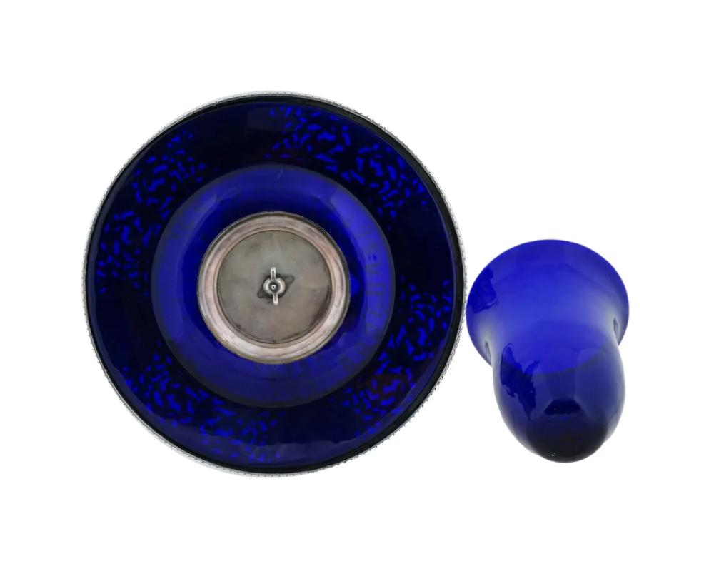 Bronze Ancien vase français F Barbedienne en bronze argenté avec verre bleu cobalt. en vente