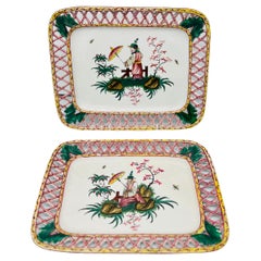 Anciennes assiettes percées en faïence française décorées de chinoiseries, vers 1880