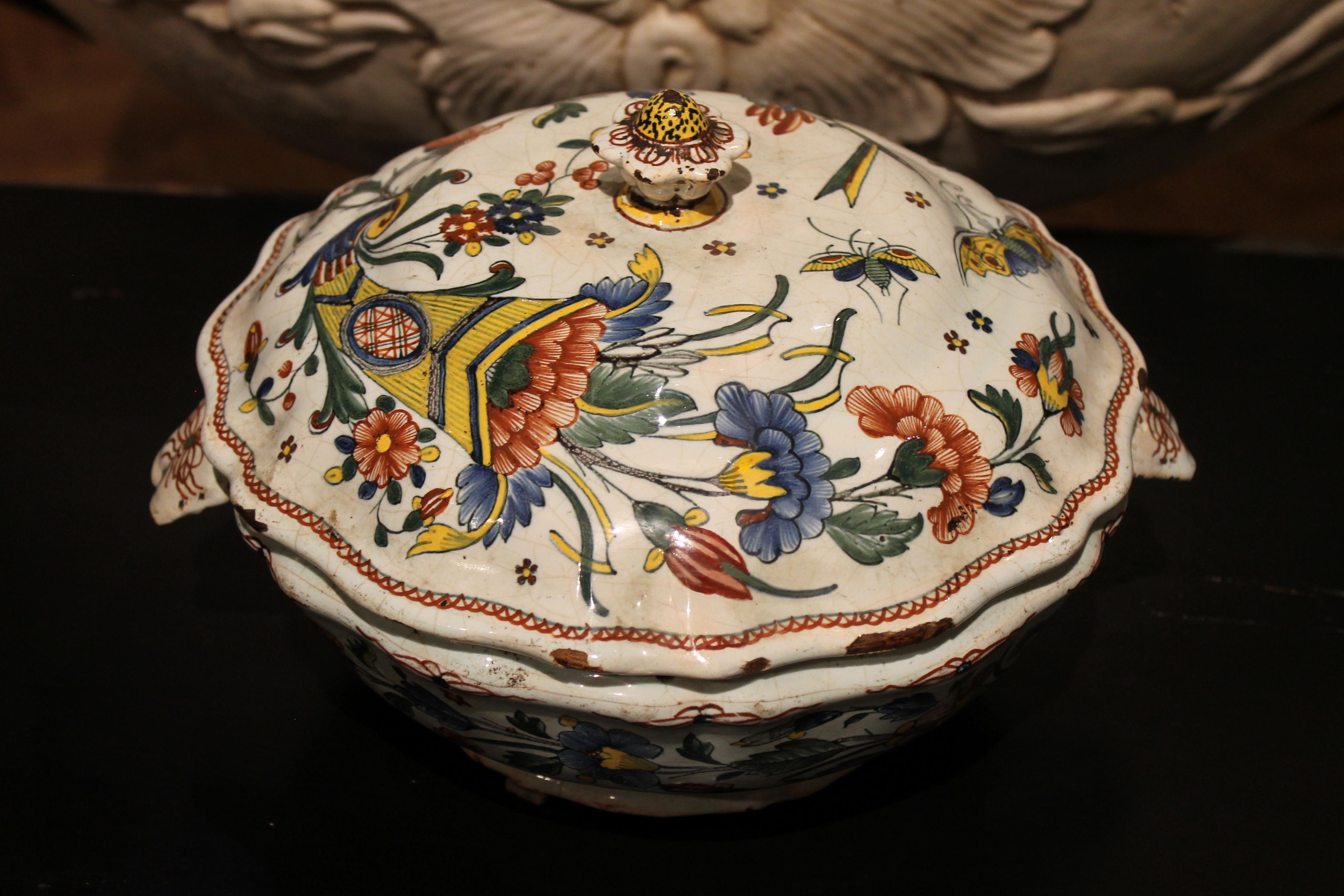 Soupière à couvercle en faïence française ancienne peinte à la main avec des fleurs et des insectes en vente 8