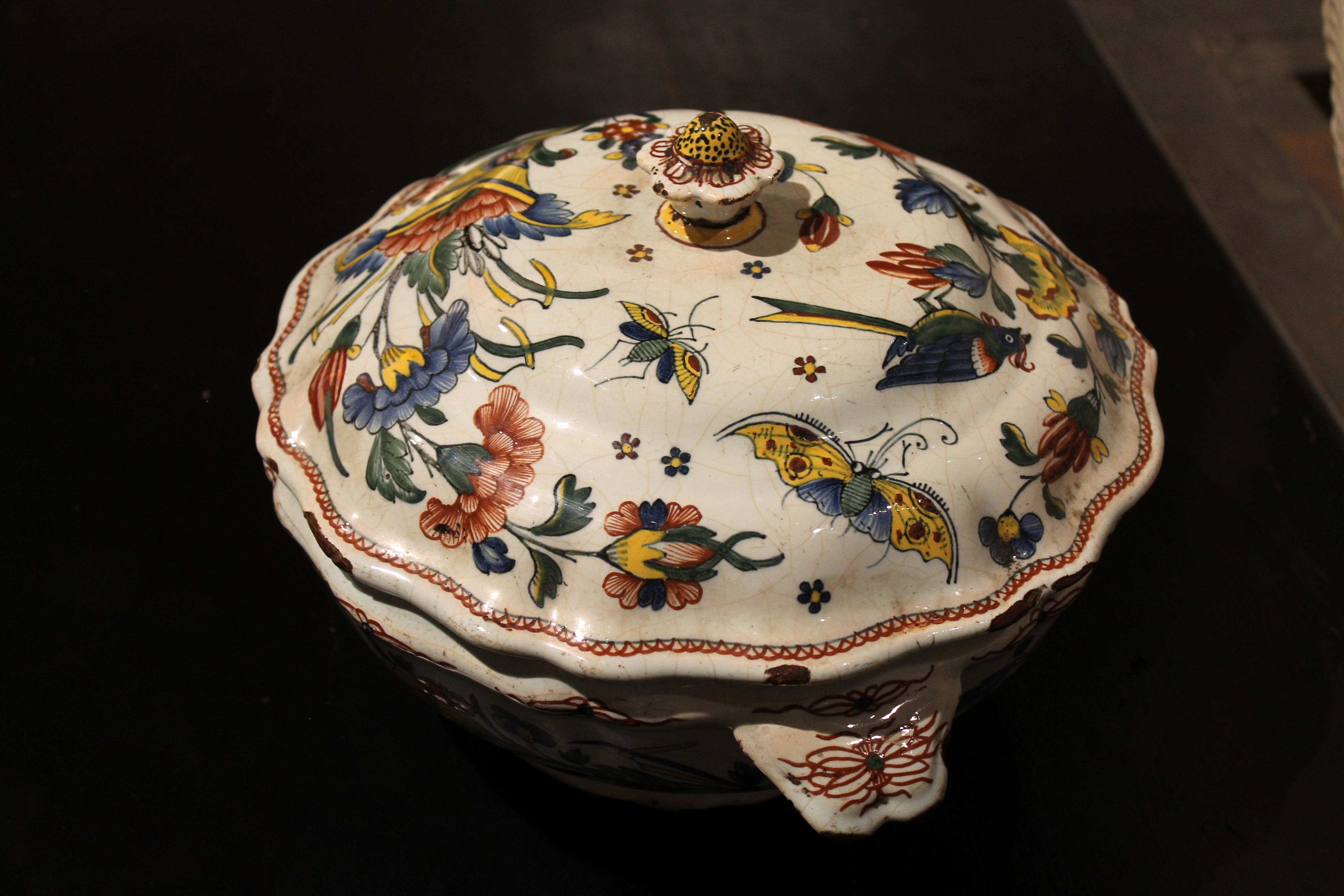 Antike französische Schale mit Deckel aus Fayence, Terrine mit Blumen und Insekten, handbemalt im Angebot 11