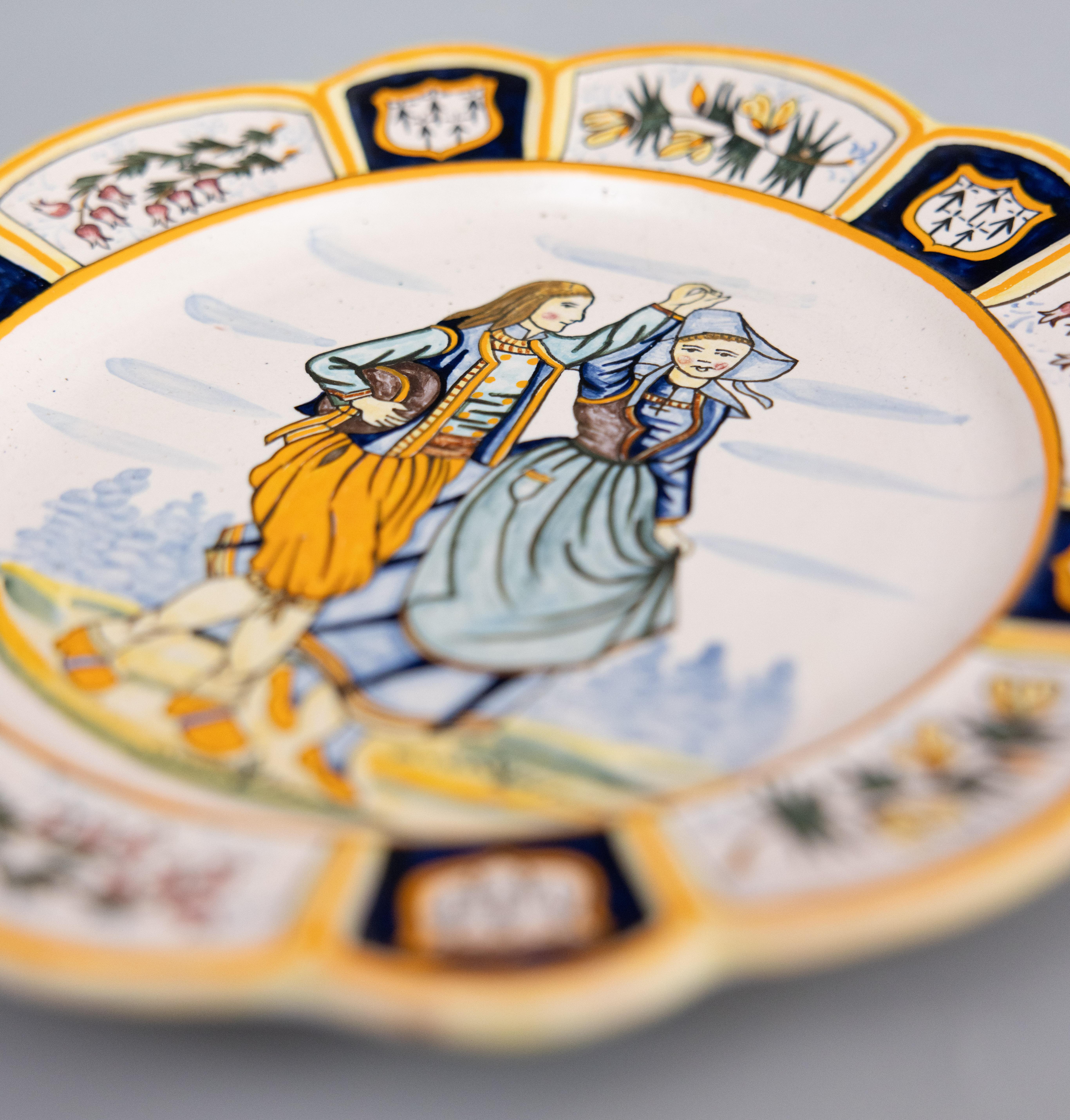 Cotto in fornace Antique French Faience Quimper Dancing Couple Scalloped Plate, circa 1920 in vendita